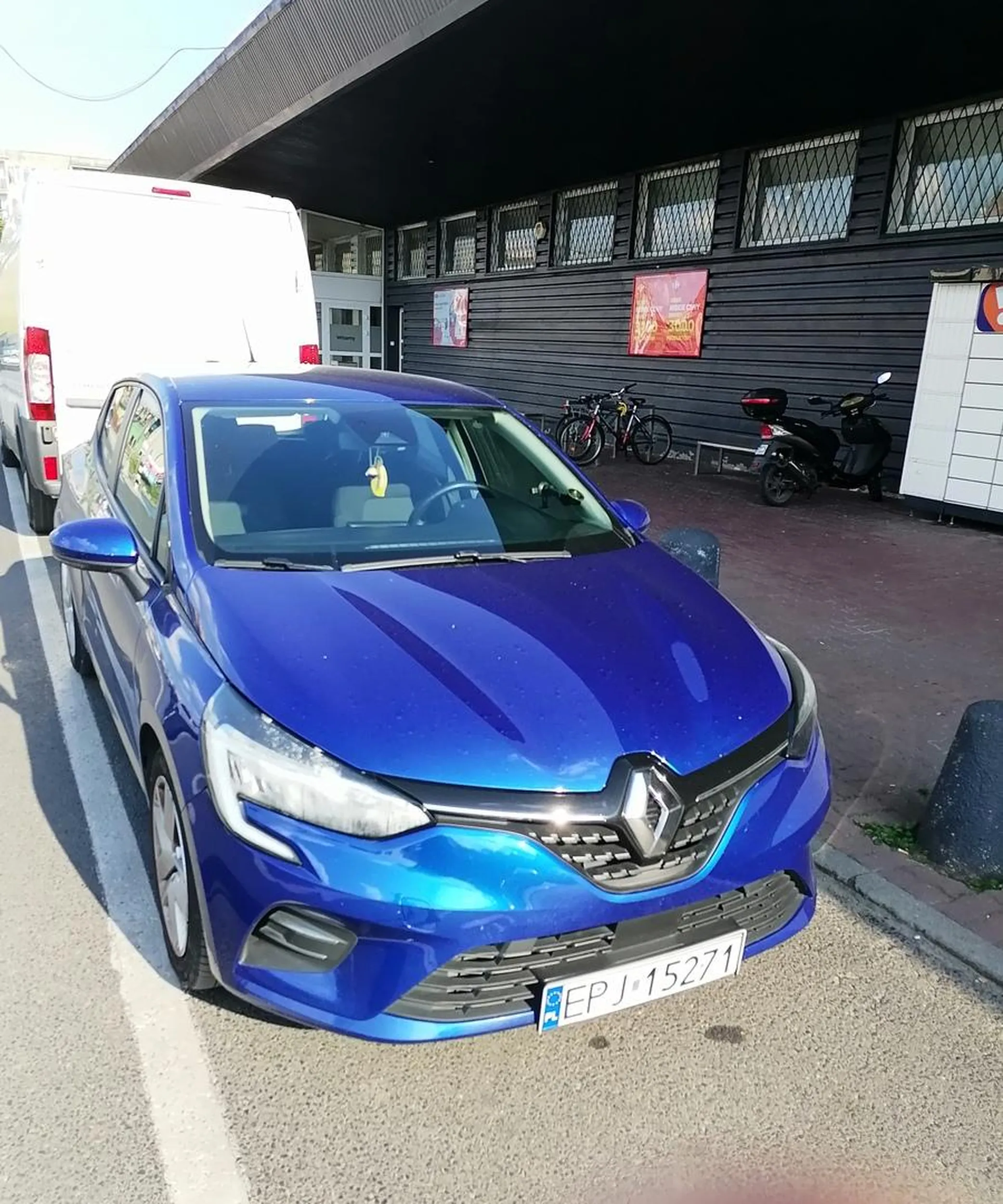 Zamiast stanąć na normalnym miejscu parkingowym to staje pod paczkomatem utrudniając pracę kurierowi, na dodatek widziała że kurier podjeżdża