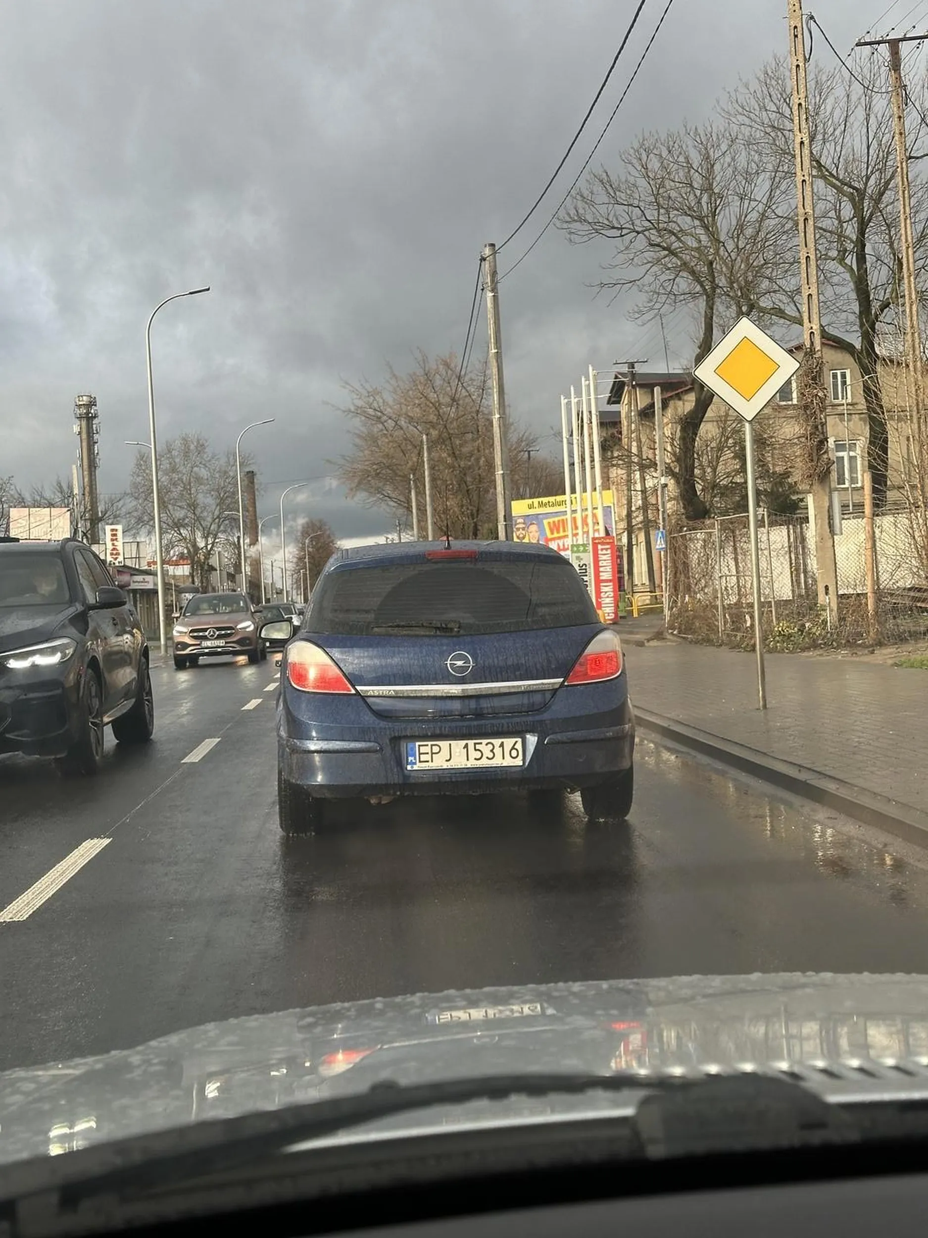 Może w tym Pajecznie ciągłe wymuszanie, jazda jak kaleka i brak umiejętności czytania znaków to codzienność ale jak wjeżdżasz do wiekszego miasta to lepiej jeździć zgodnie z przepisami