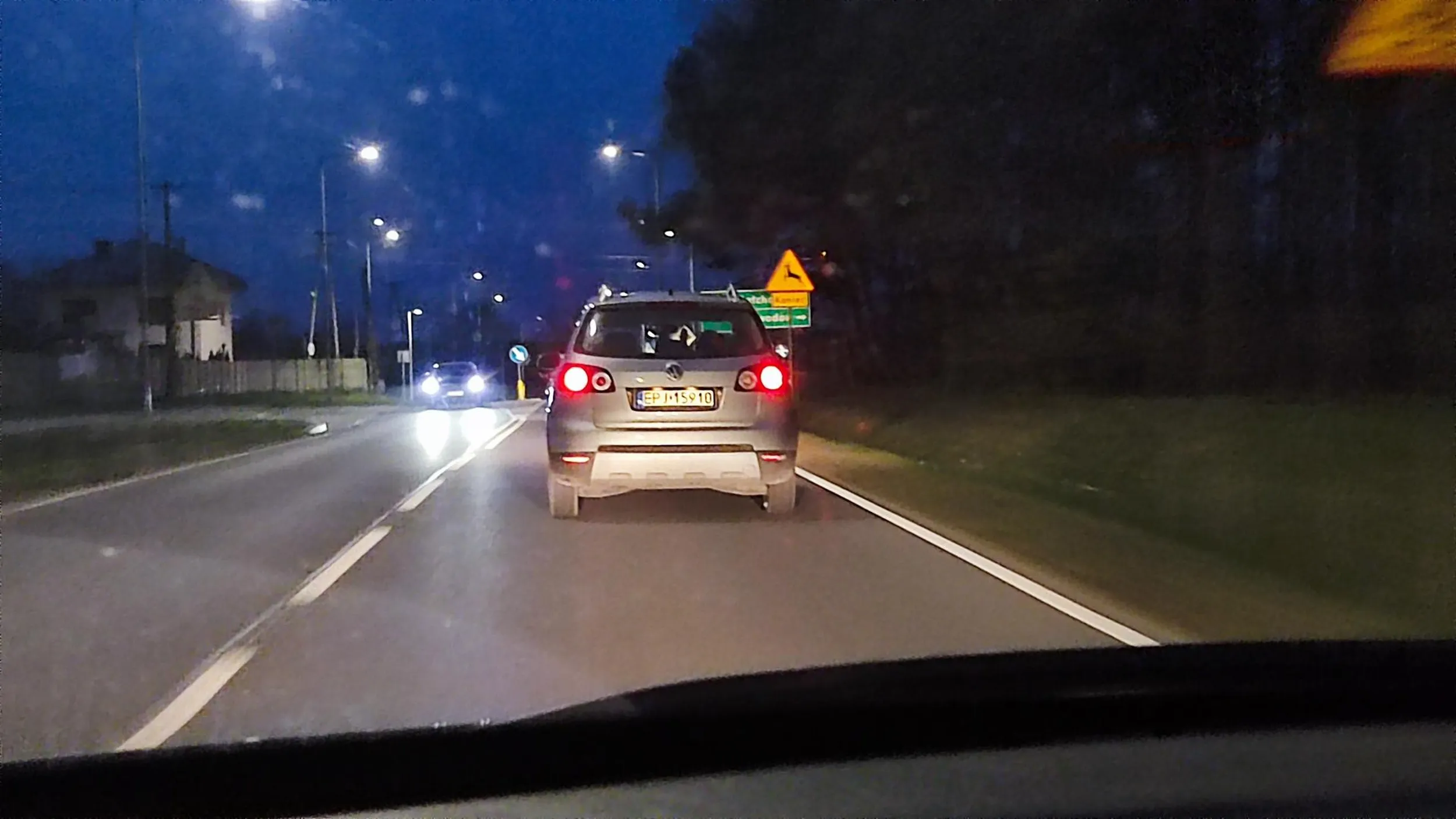 Uwaga! Dziewuszka z golfa nie patrzy w lusterka podczas wyprzedzania, uwielbia jak się w nią wjeżdża od tyłu...