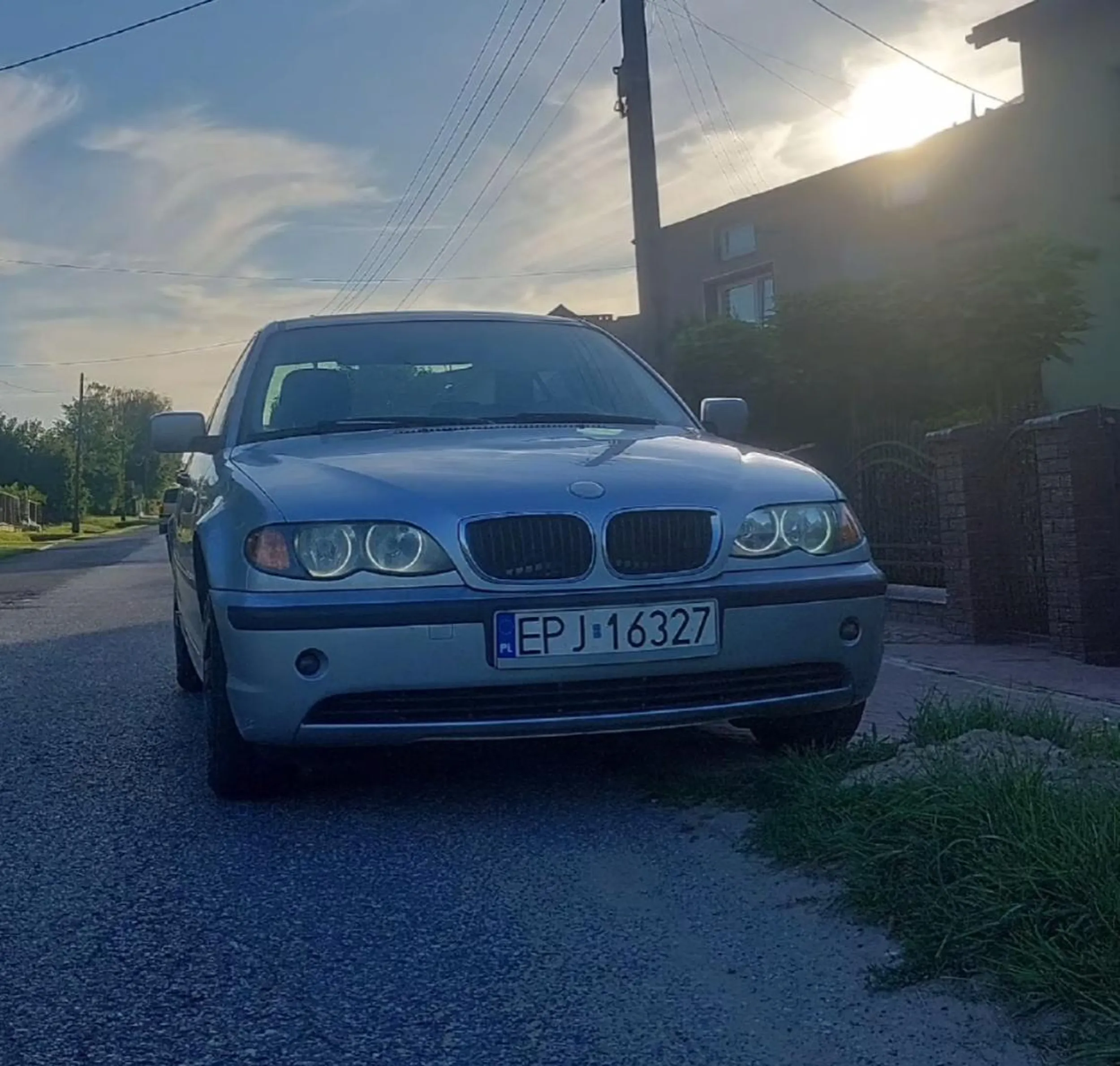 Gościu jeździ bez świateł, łamie przepisy chyba wygrał w chipsach lays