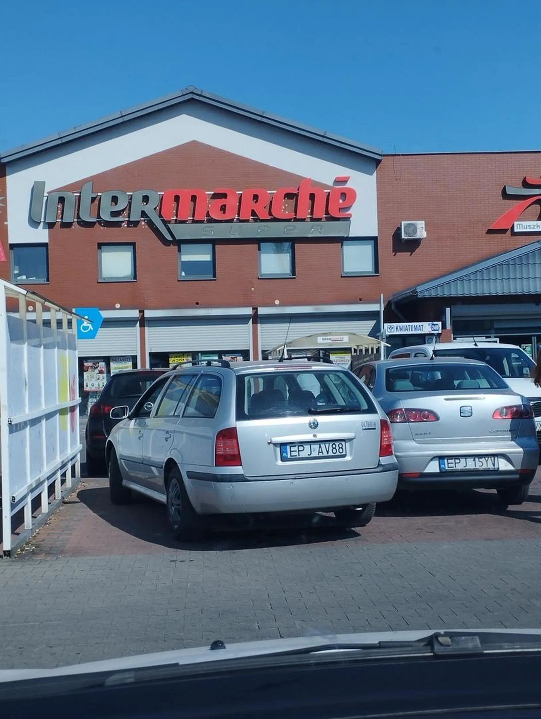 Mistrz parkowania. Nie dość że nie potrafi ustawić się prosto to jeszcze zablokowała samochód obok