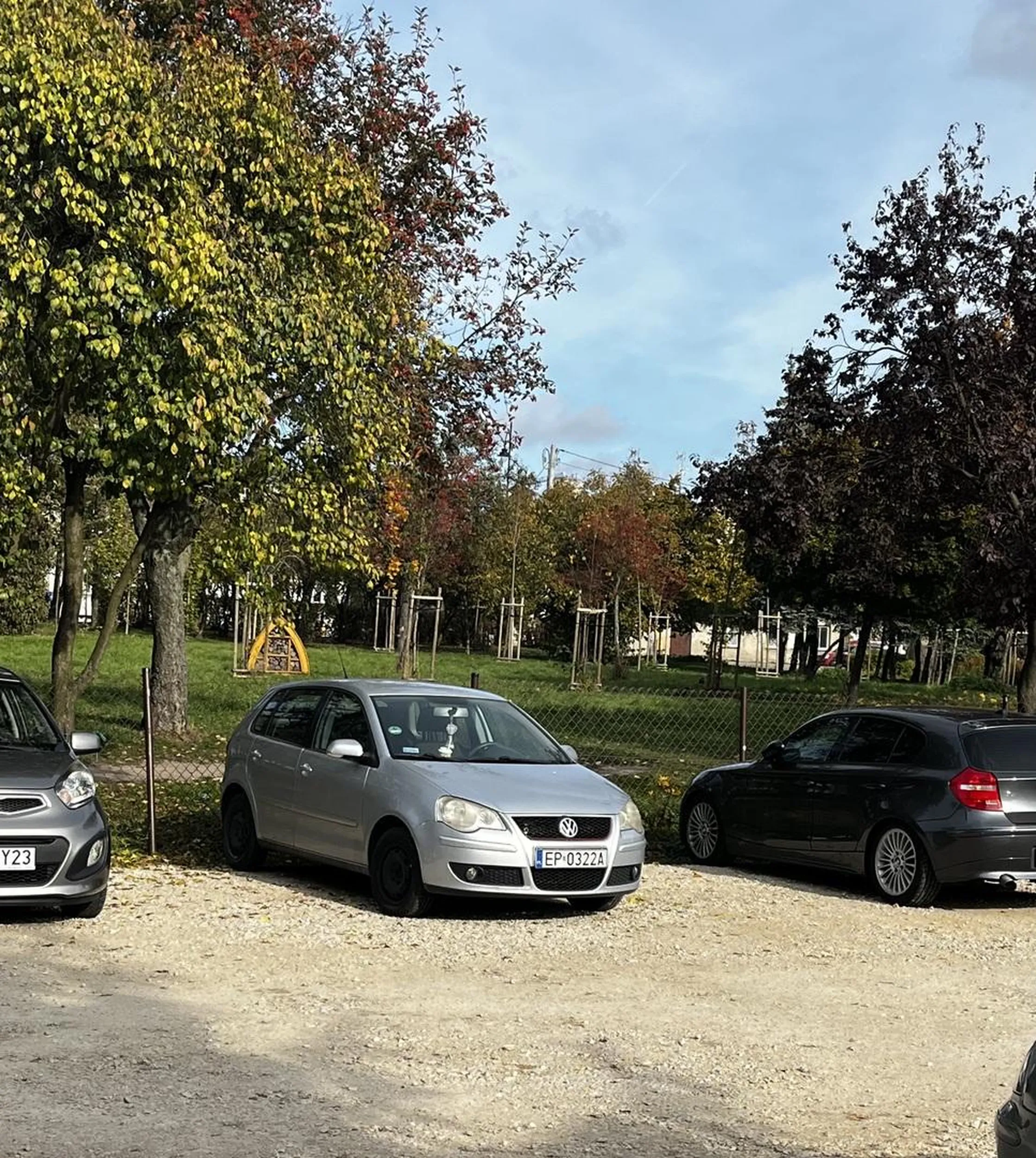 Ewidentnie kierowca ma zeza Chyba Polo zmieniło się w głowie w BMW naucz się parkować