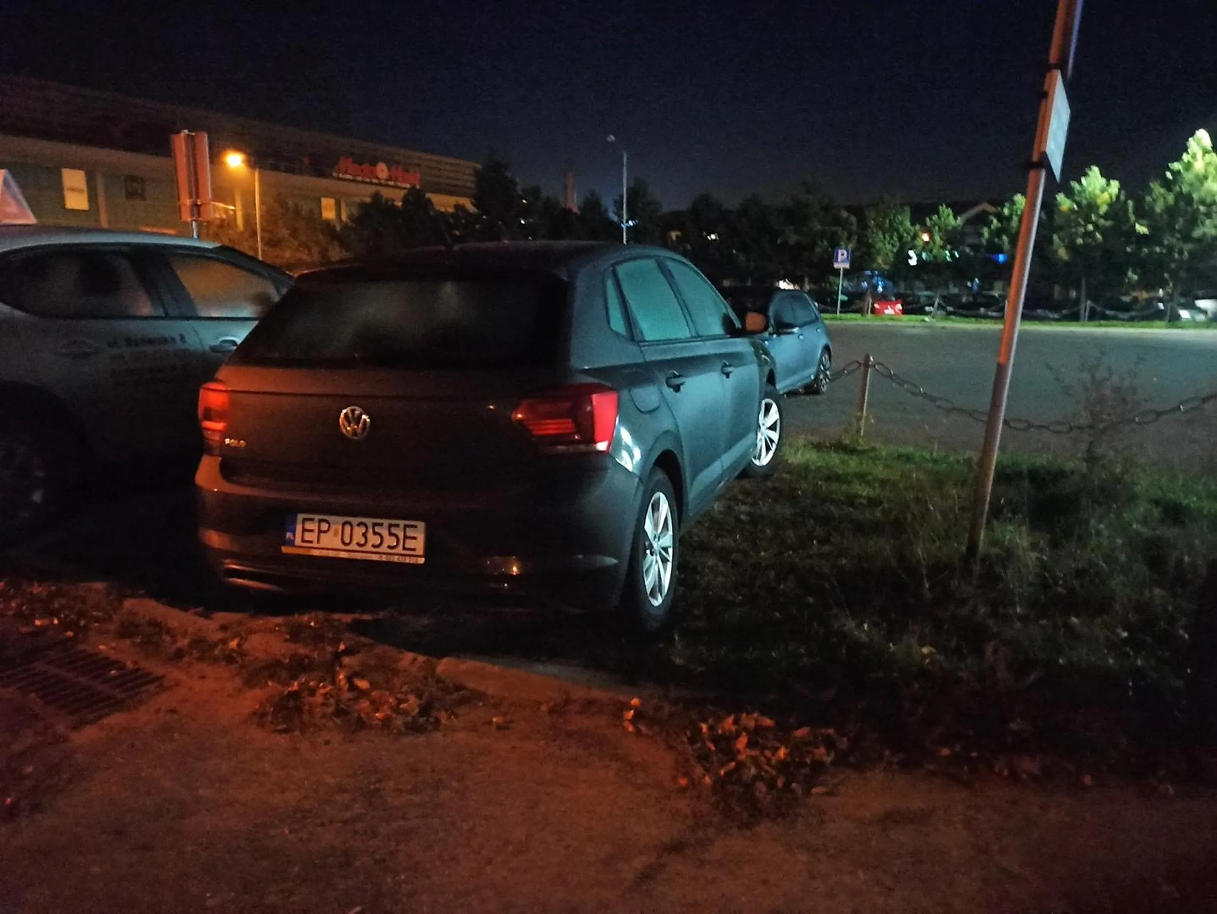 Bezczelna dewastacja trawnika!