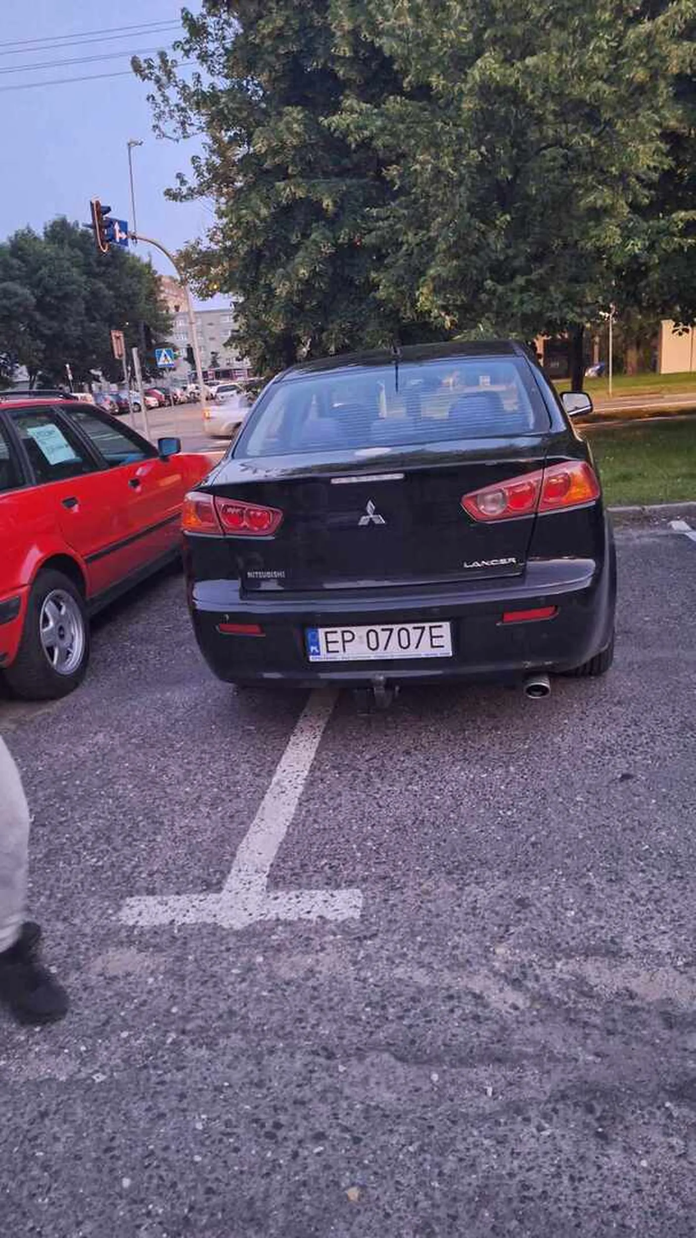 Brawo Panie kierowco, ładnie Pan parkuje pod blokiem. Może pomóc panu następnym razem