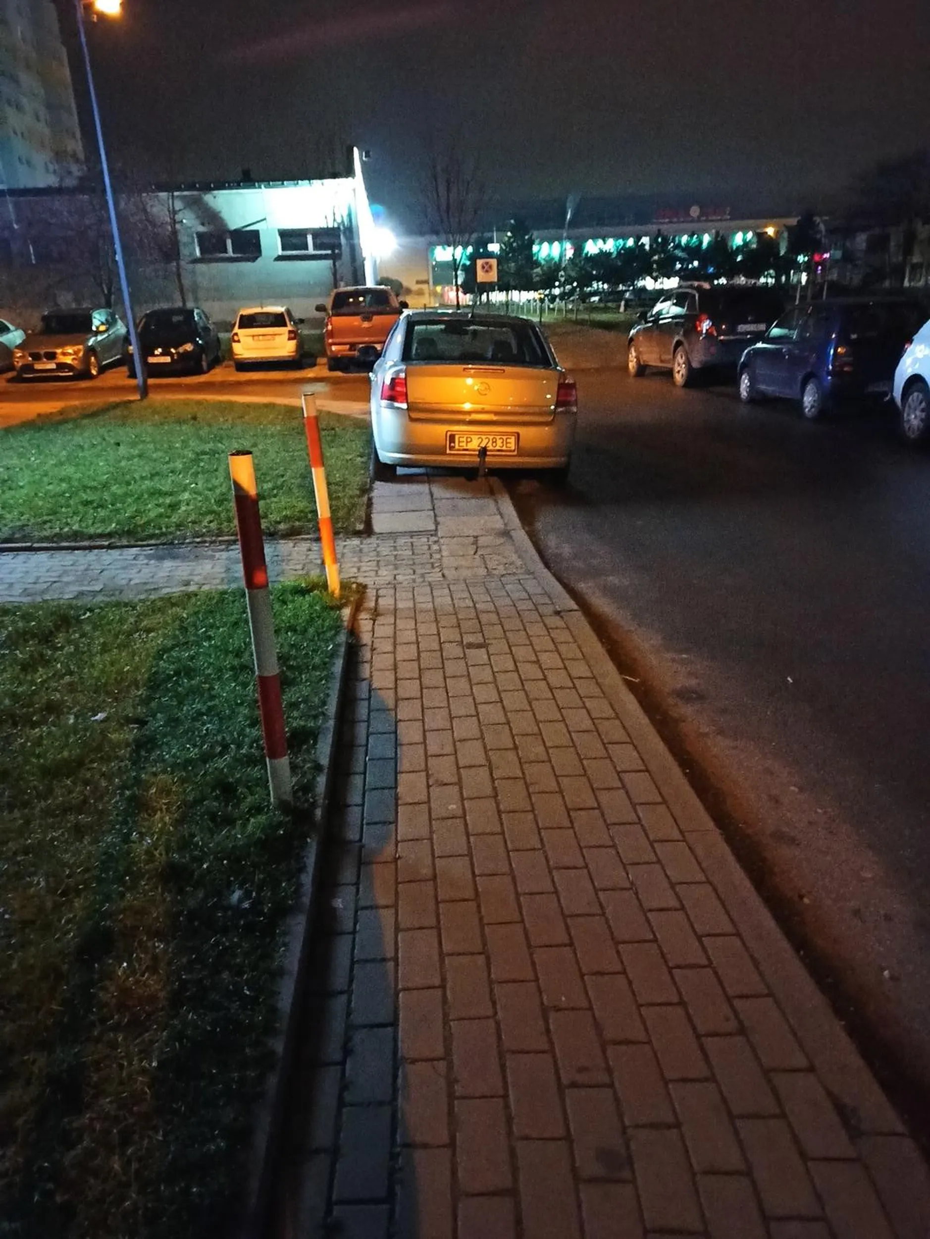 Czy to jest te 1,5m pozostawionego chodnika dla pieszych??? Jeszcze raz cię tu zobaczę, to poleci zgłoszenie!