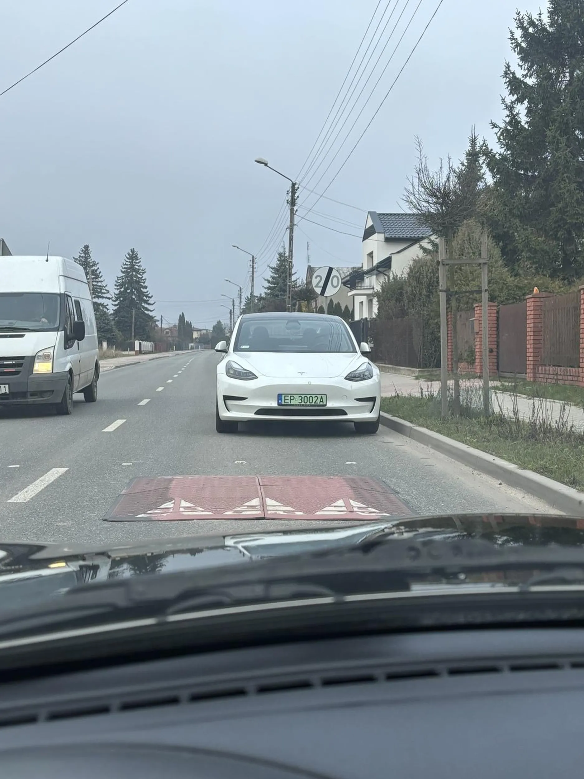 Rozumiem że pociągają cię mężczyźni kolego ale lepiej wjechać do swojego chłopaka na posesję a nie zastawiać cały pas ruchu, żonie też będzie cię ciężej zauważyć ?