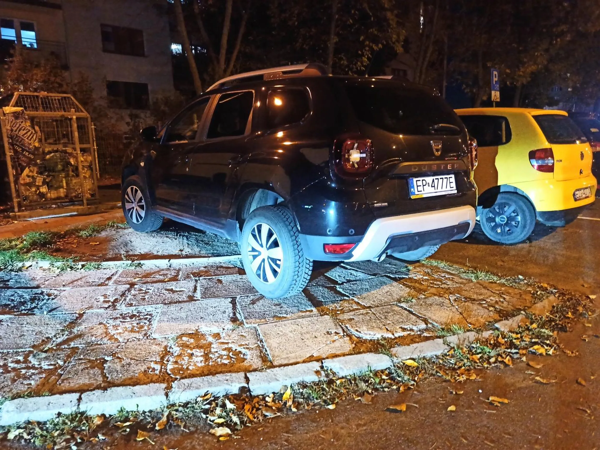 Bezczelna i notoryczna dewastacja trawnika oraz chodnika!