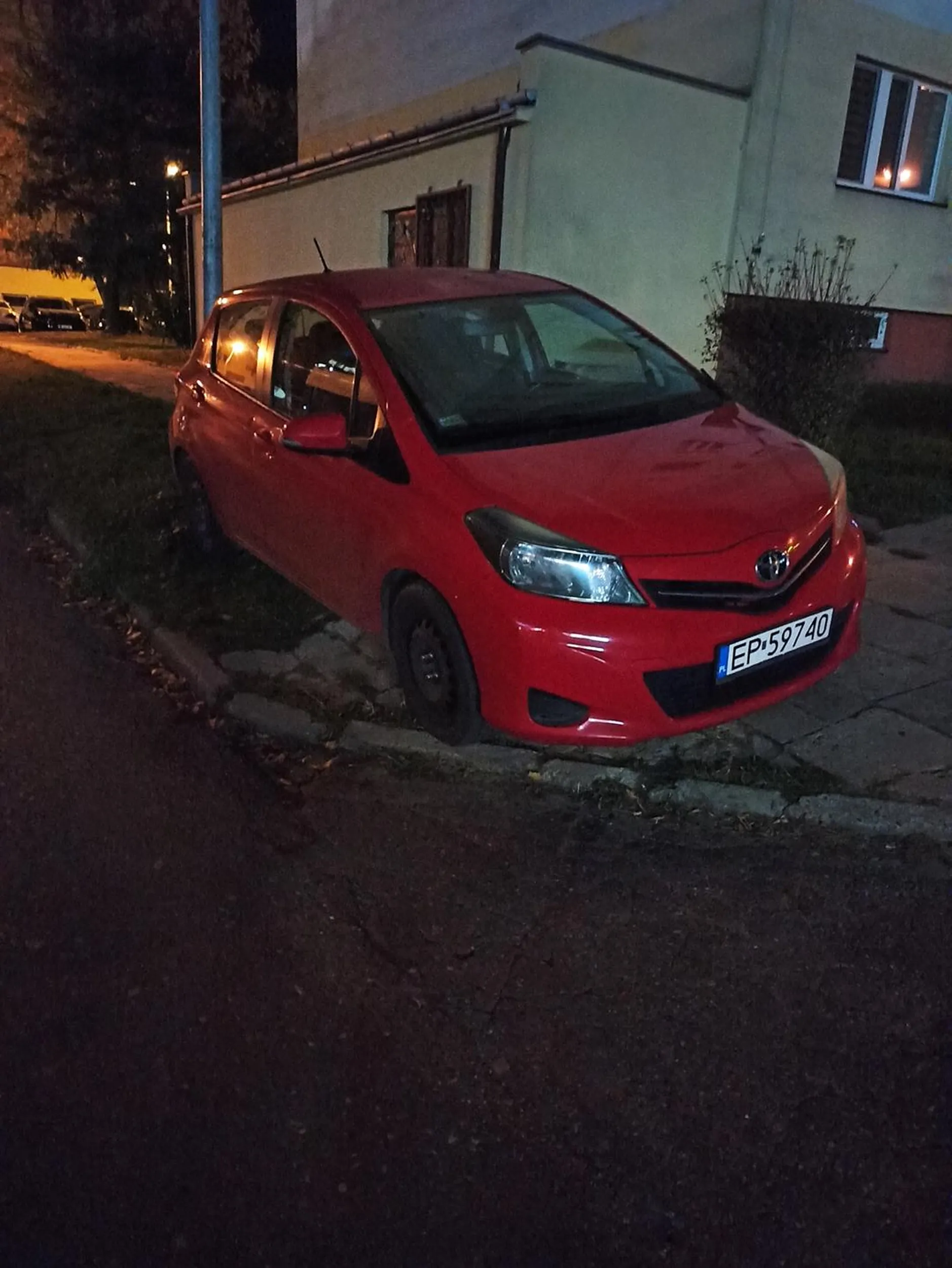 Bezmyślne parkowanie oraz niszczenie trawnika i chodnika!