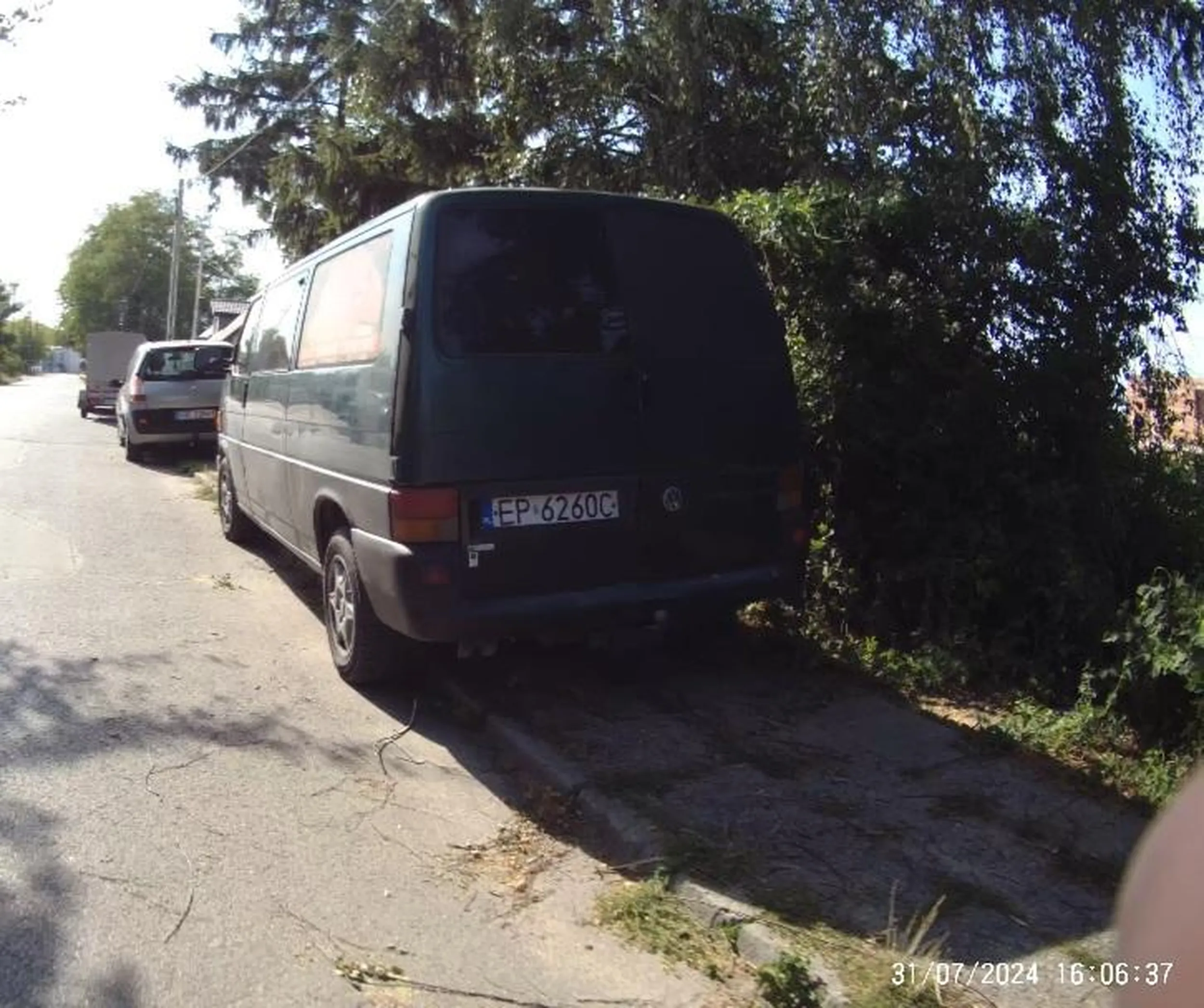 Jak parkować to na całej powierzchni chodnika.