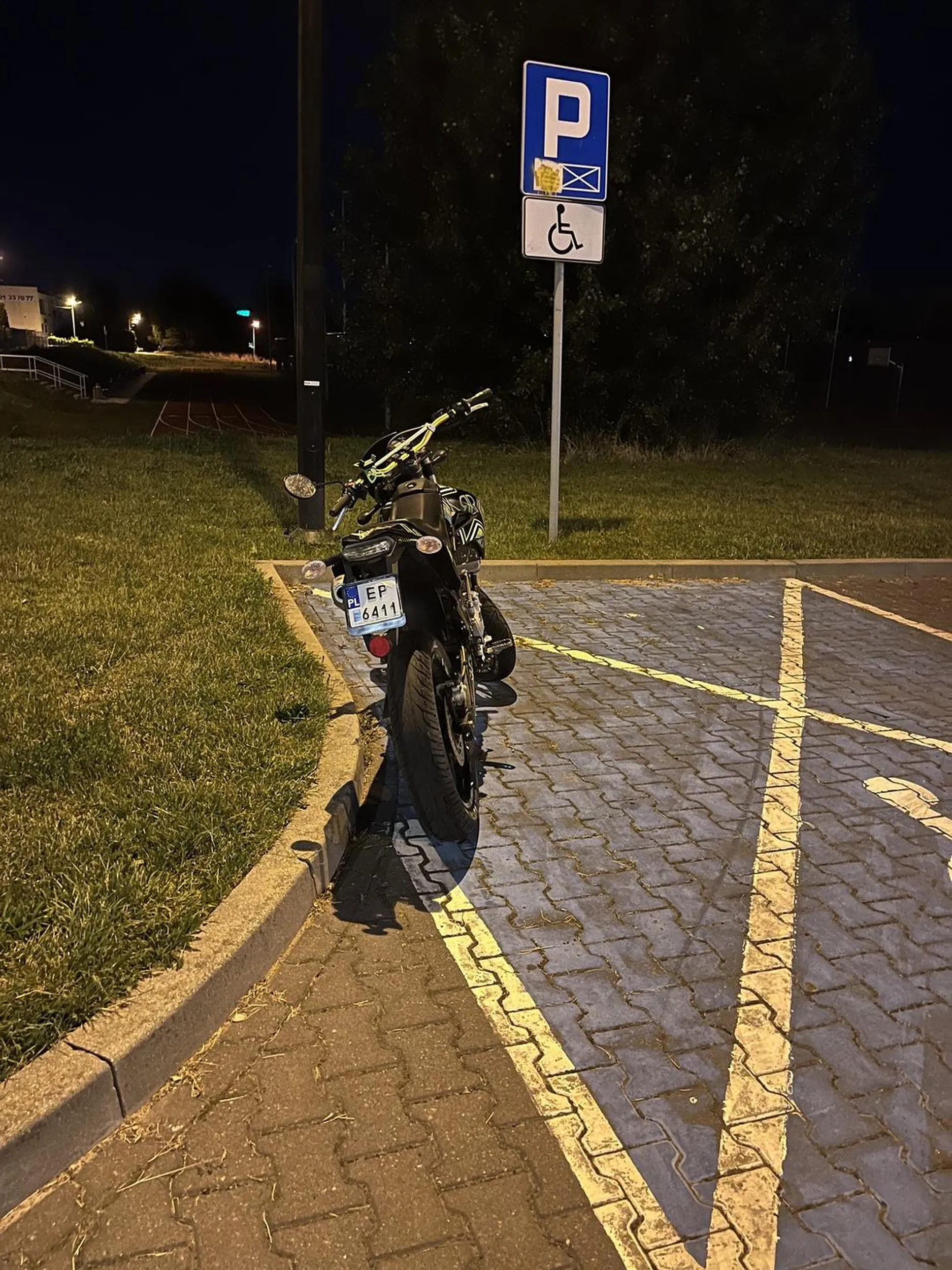 Dzieciak zaparkował na miejscu dla niepełnosprawmych...