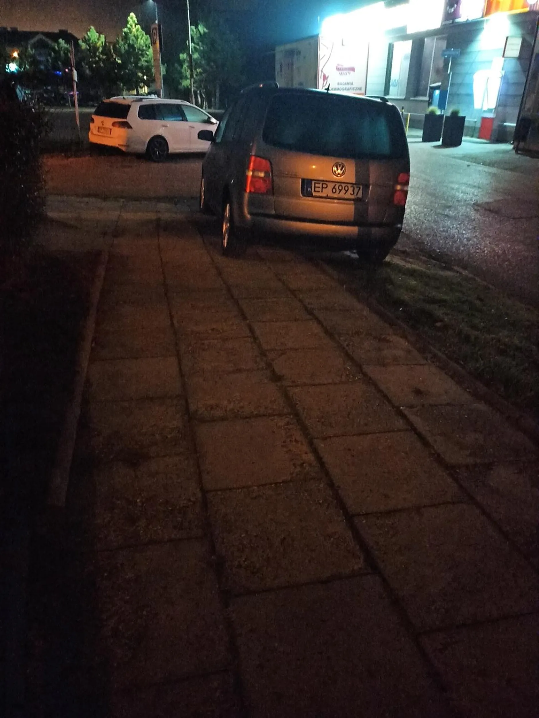 Dewastacja trawnika oraz chodnika!!!