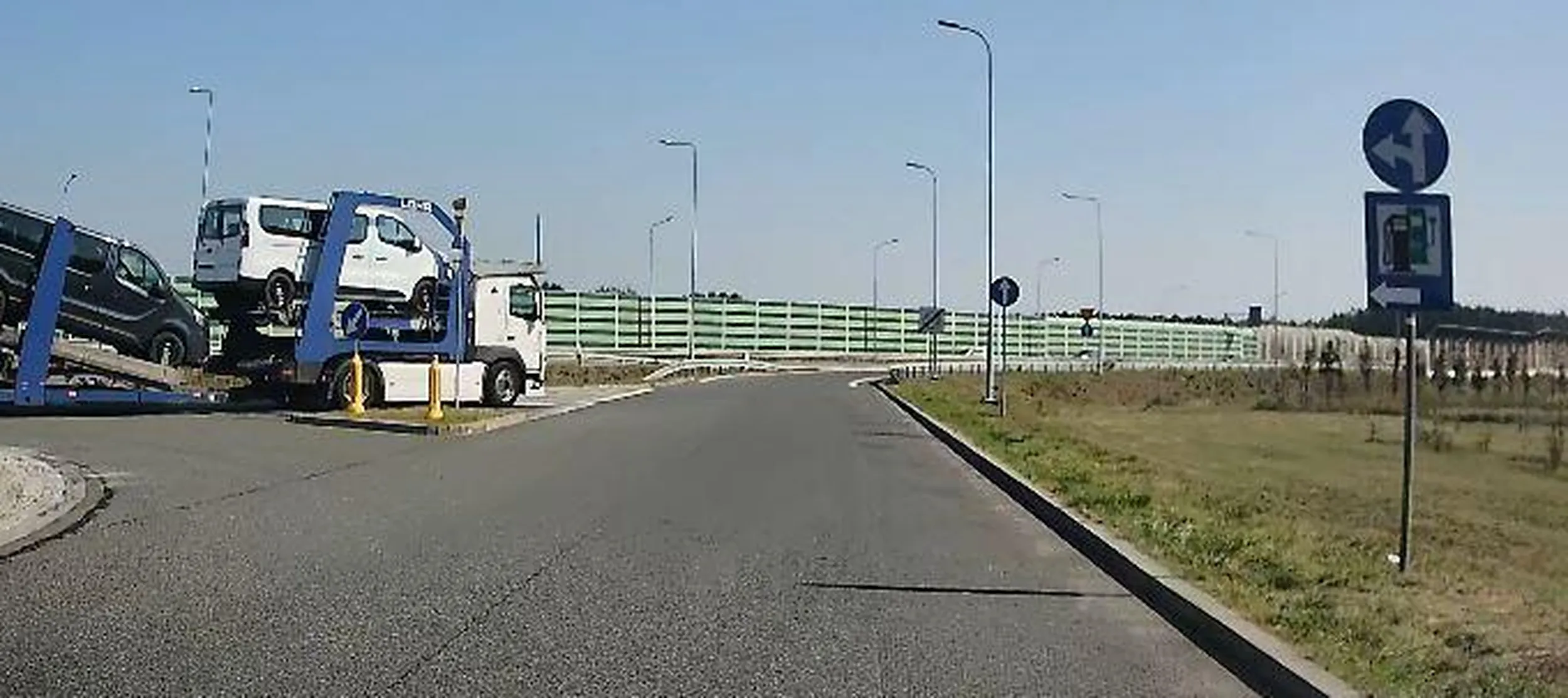 nie polecam tego kierowcy, nie patrzy na znaki i prawie skasował mi auto !!!