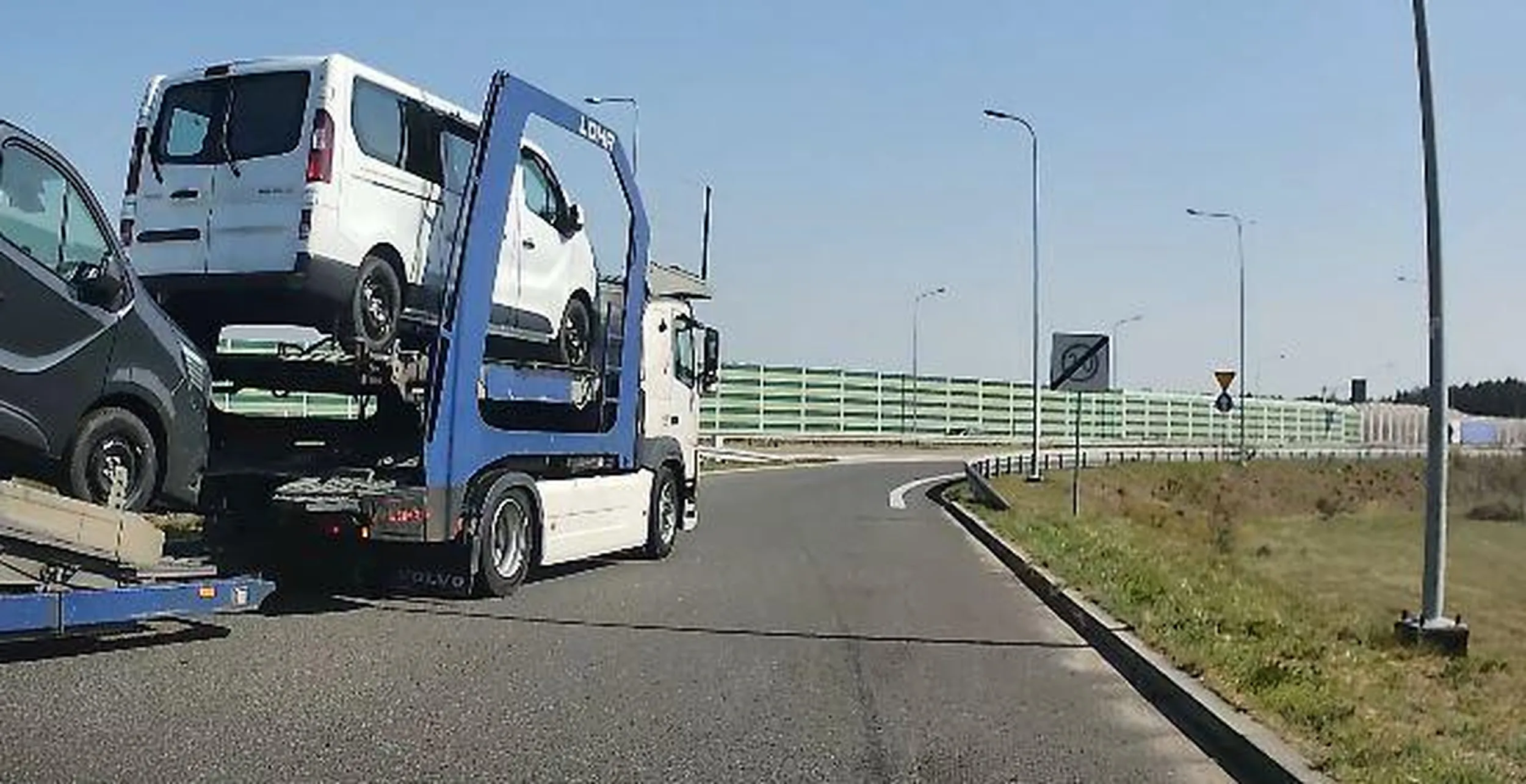 nie polecam tego kierowcy, nie patrzy na znaki i prawie skasował mi auto !!!