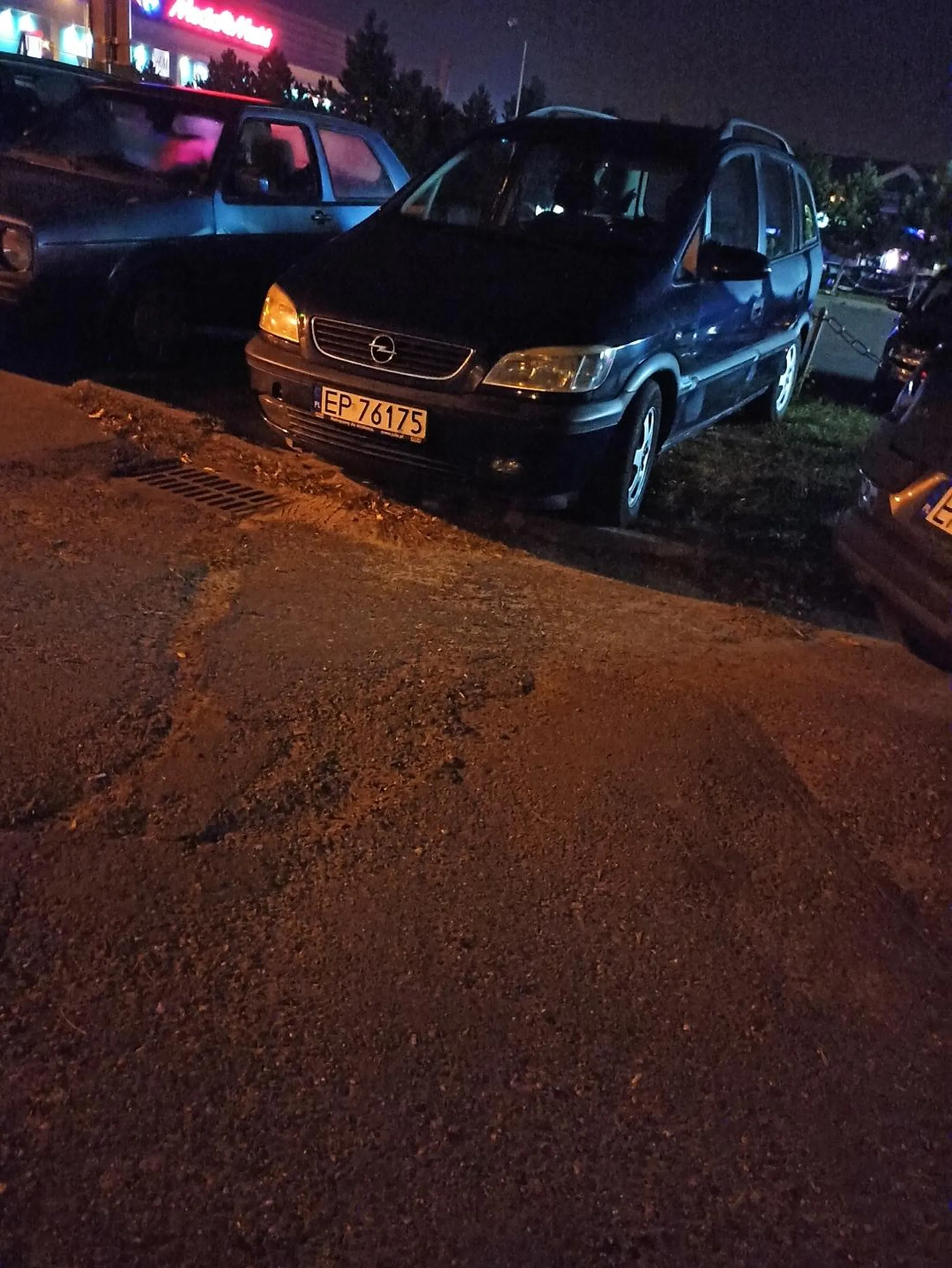 Bezczelna dewastacja trawnika!!!