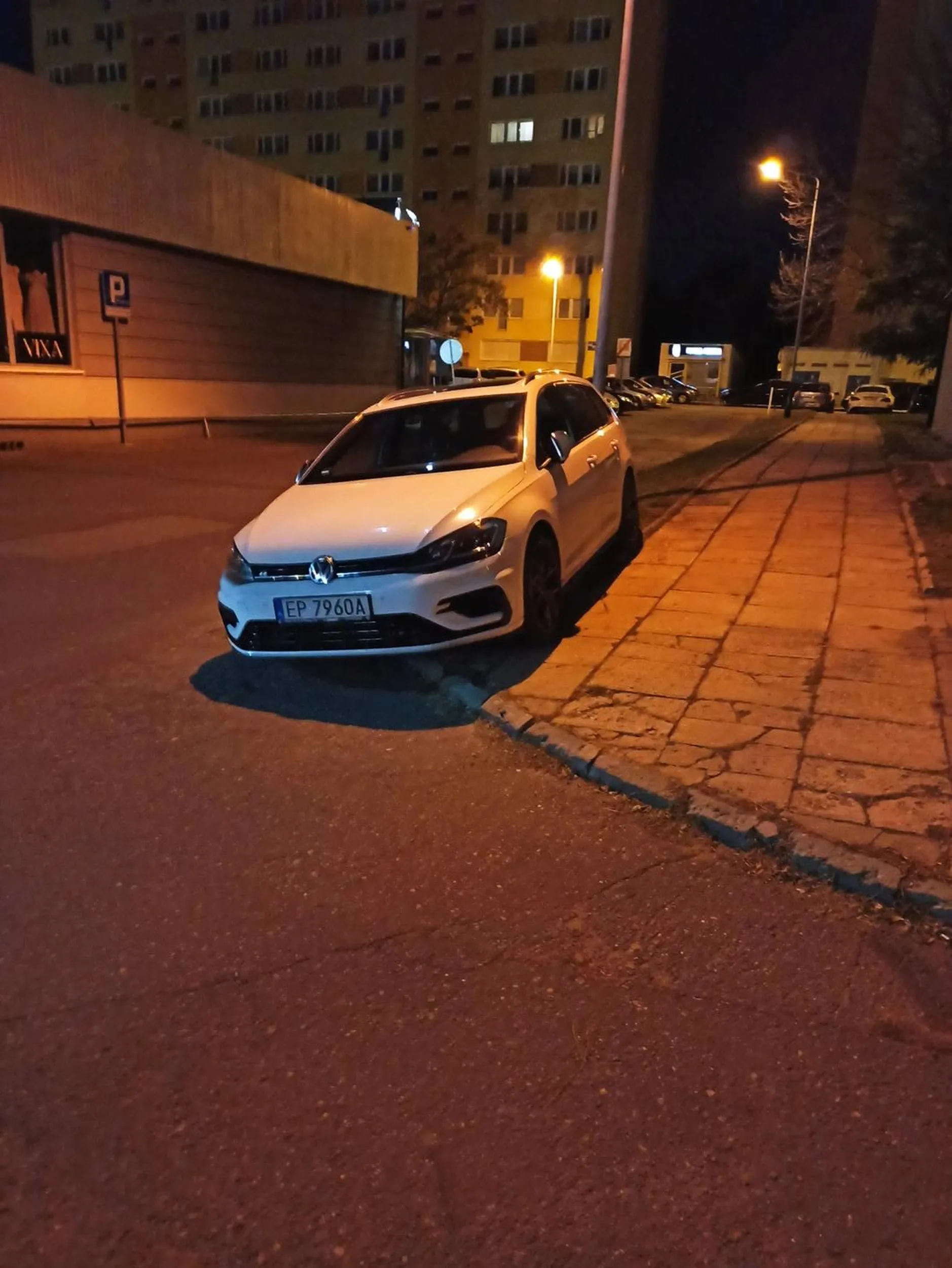 Bezczelna i bezmyślna dewastacja trawnika oraz chodnika!