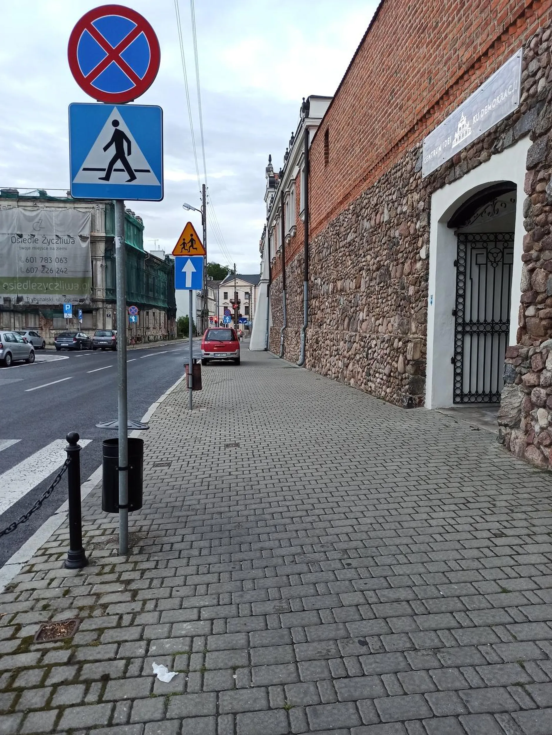 Bezczelne parkowanie na zakazie oraz niszczenie chodnika!