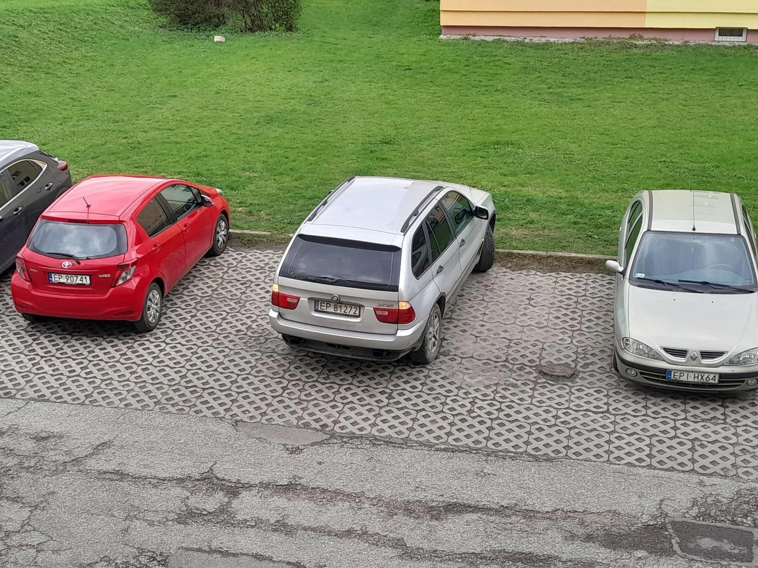 Śledź w bawarskiej kobyle z automatem parkuje jakby prawko dostał wczoraj.