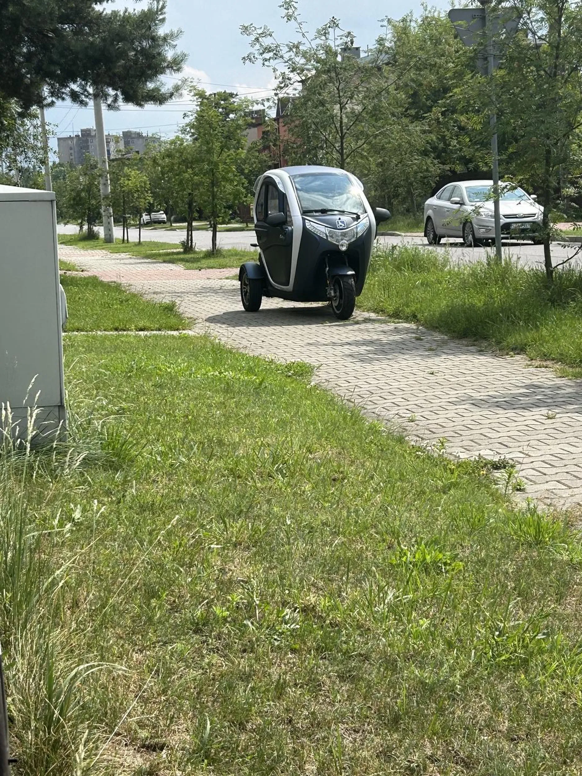 Jakas stara baba stoi tym czyms na srodku chodnika. Nie da sie przejsc, nie mowiac o przejezdzie wozkiem. Jak sie ma jakis stopien niepelnosprawnosci to polecam przesiasc sie na wozek inwalidzki a nie jezdzic takim wynalazkiem.