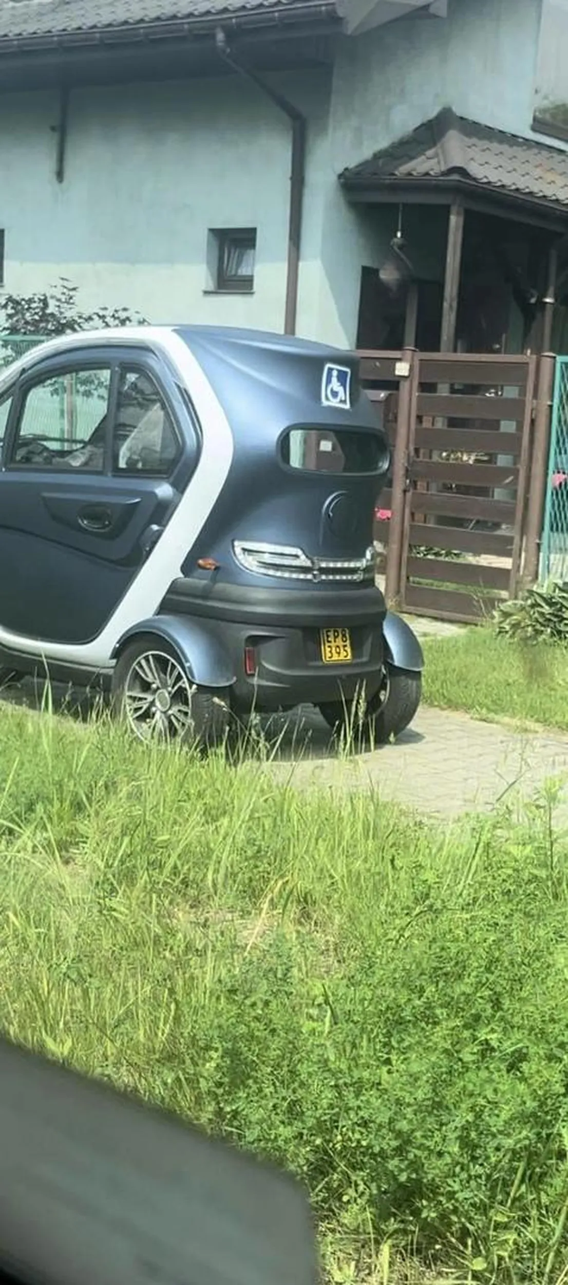 Jakas stara baba stoi tym czyms na srodku chodnika. Nie da sie przejsc, nie mowiac o przejezdzie wozkiem. Jak sie ma jakis stopien niepelnosprawnosci to polecam przesiasc sie na wozek inwalidzki a nie jezdzic takim wynalazkiem.