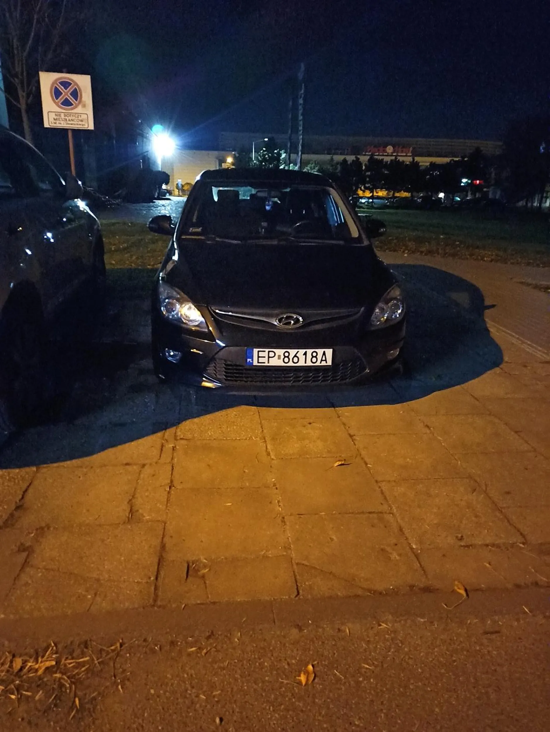 Jazda wzdłuż po chodniku oraz parkowanie na środku chodnika! Cóż za bezmyślność!