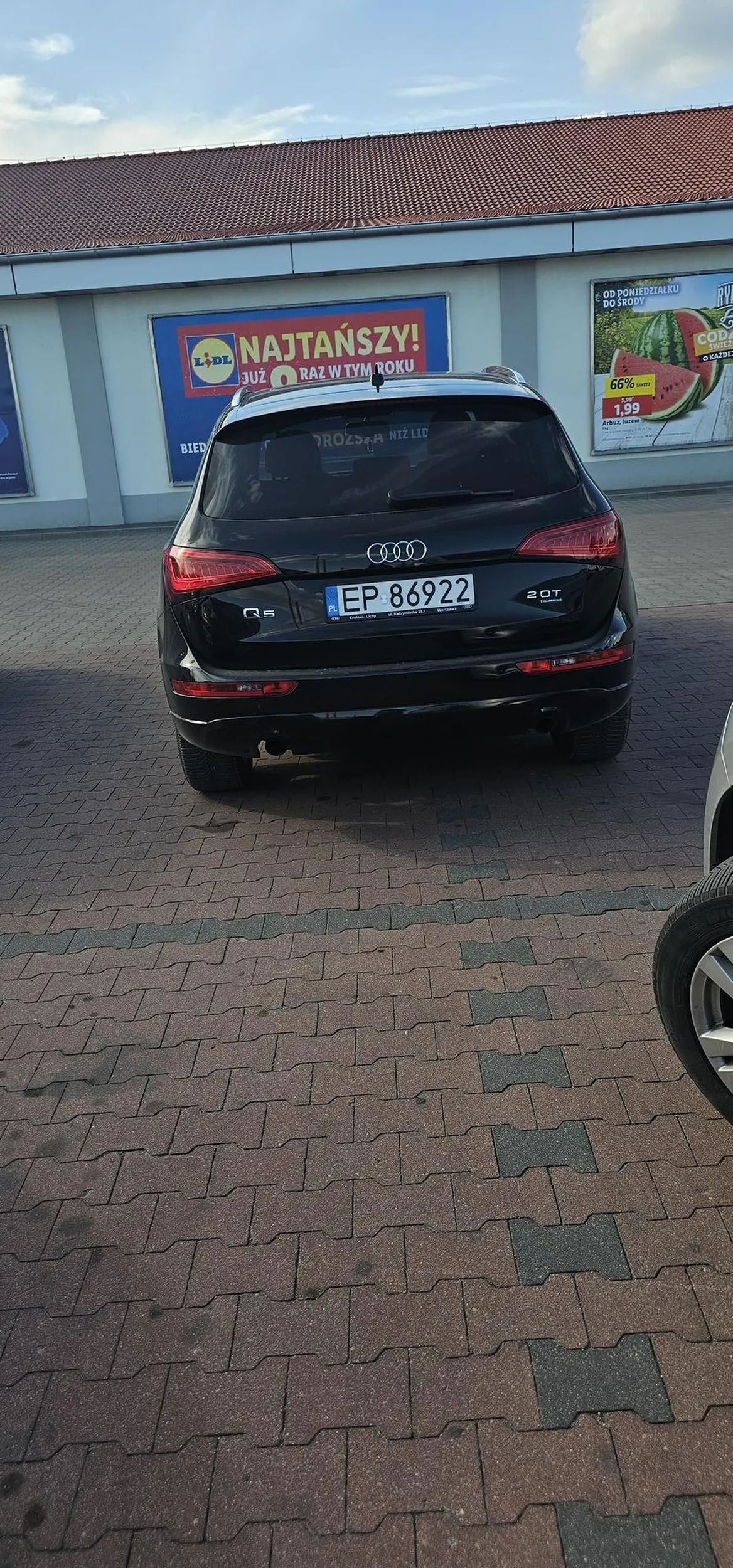 Wzorowo zajęte 2 miejsca parkingowe