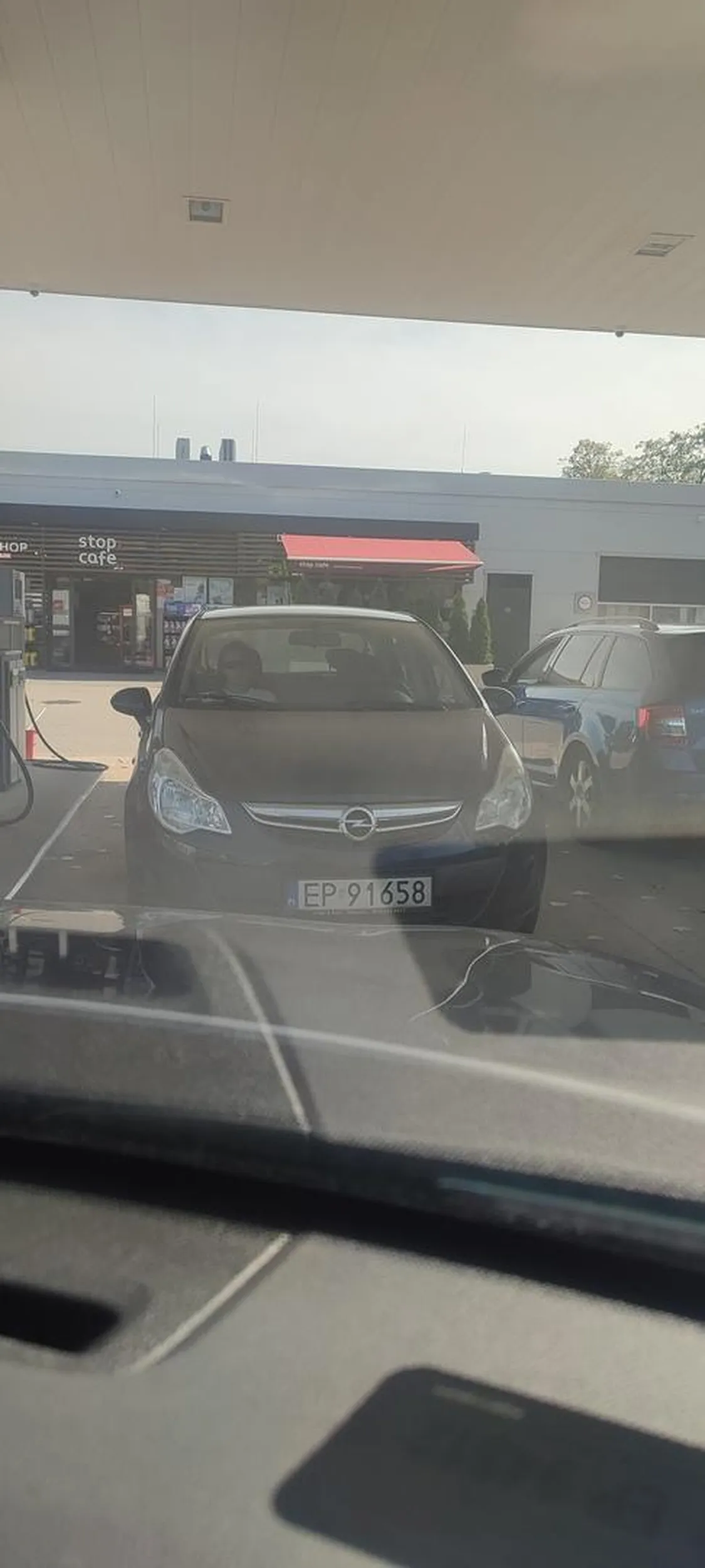 Wciska się bez kolejki na stacji benzynowej. Cwaniak.