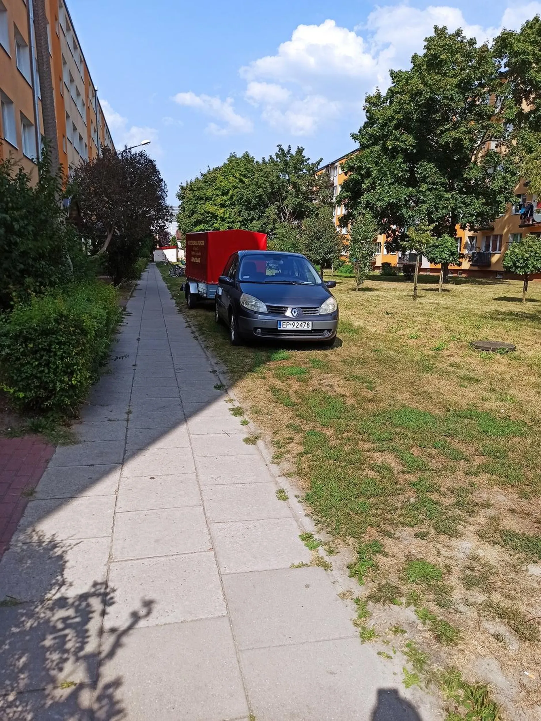 Jazda i parkowanie na trawniku, a do parkingu 20 metrów!