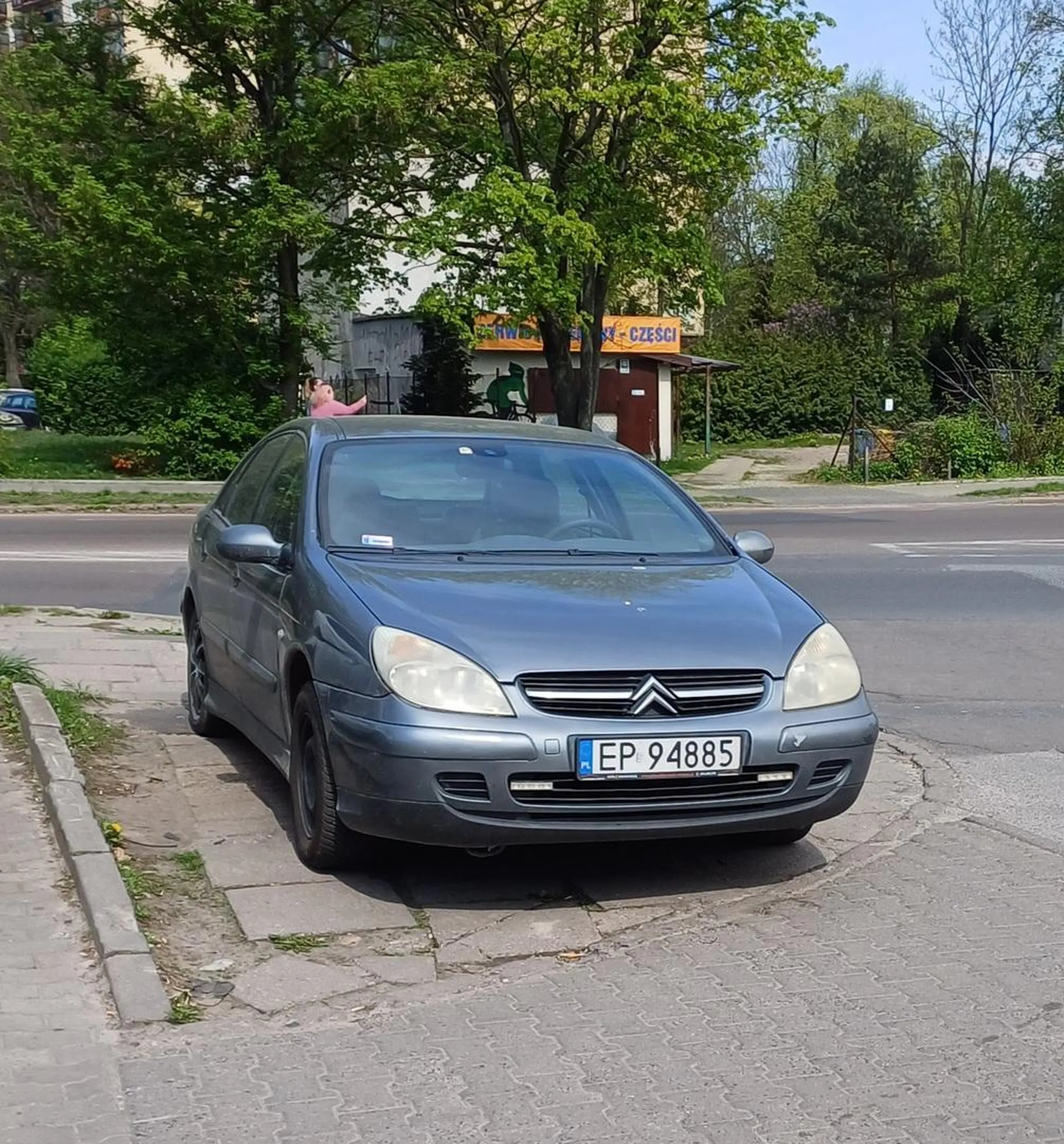 Dużo miejsca na parkingu, ale widać lepiej pokazać wszystkim swój poziom IQ stając na chodniku.