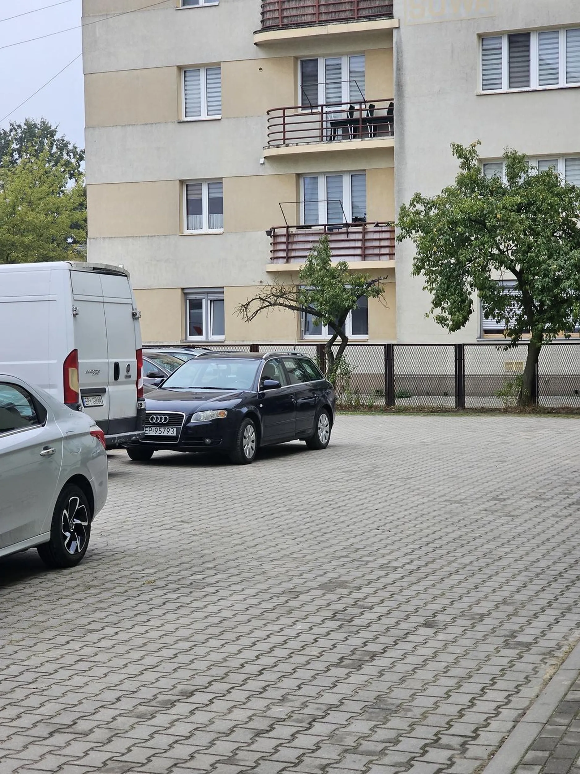 Człowiek nie potrafi ogarnąć parkowania. Blokuje innym wyjazd. Problem zgłoszony na Straż miejską. Myśli że jest właścicielem parkingu :)