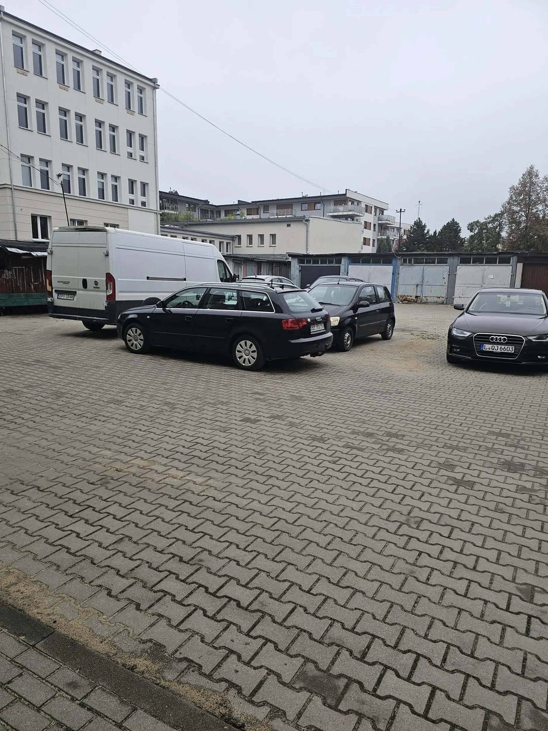 Człowiek nie potrafi ogarnąć parkowania. Blokuje innym wyjazd. Problem zgłoszony na Straż miejską. Myśli że jest właścicielem parkingu :)