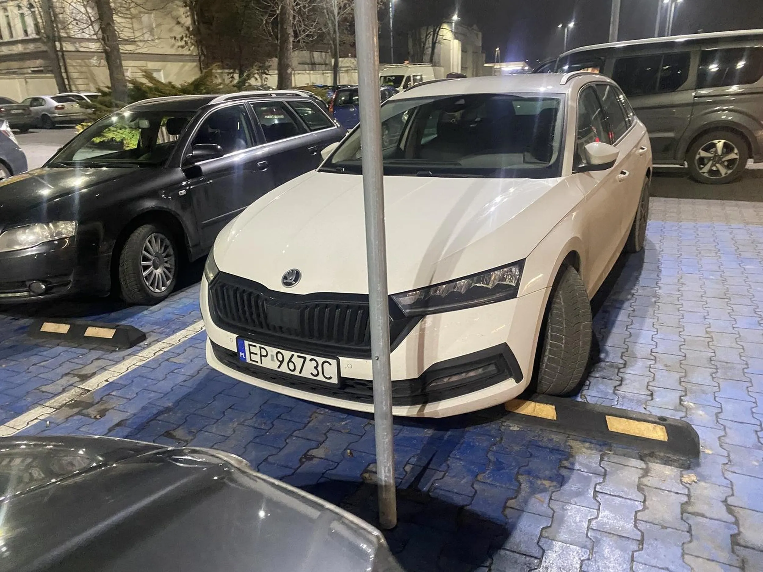 Jeździ jak wariat na siłę prubuje doprowadzić do kolizji