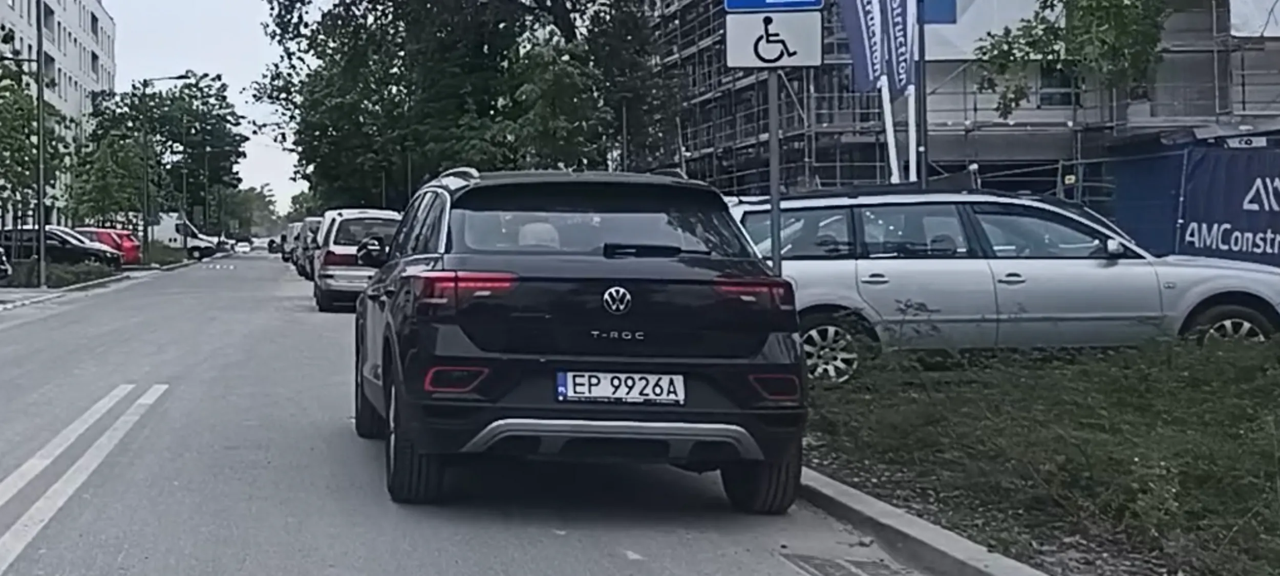 Jełop stanął na zakazie zatrzymywania się i postoju B-36 i przy samym przejściu dla pieszych