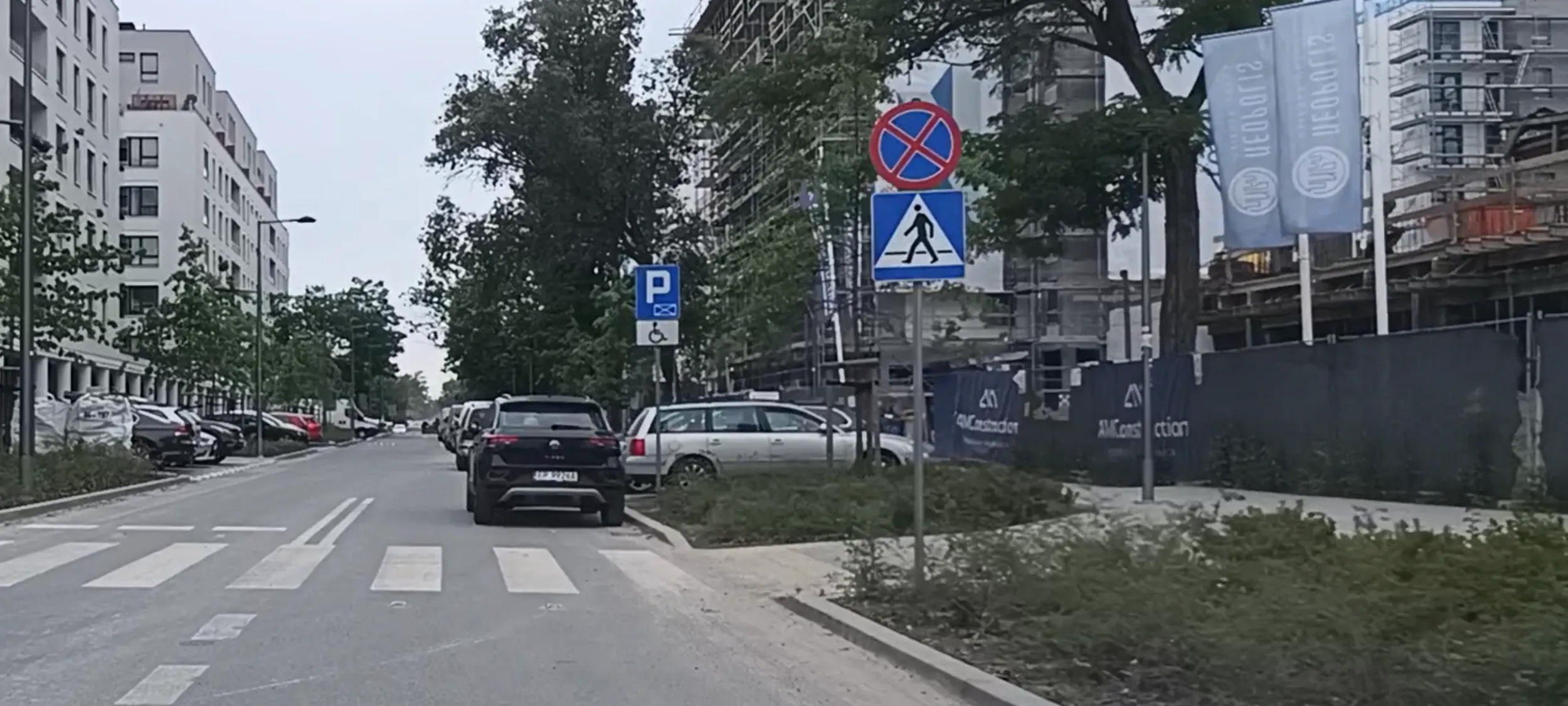 Jełop stanął na zakazie zatrzymywania się i postoju B-36 i przy samym przejściu dla pieszych