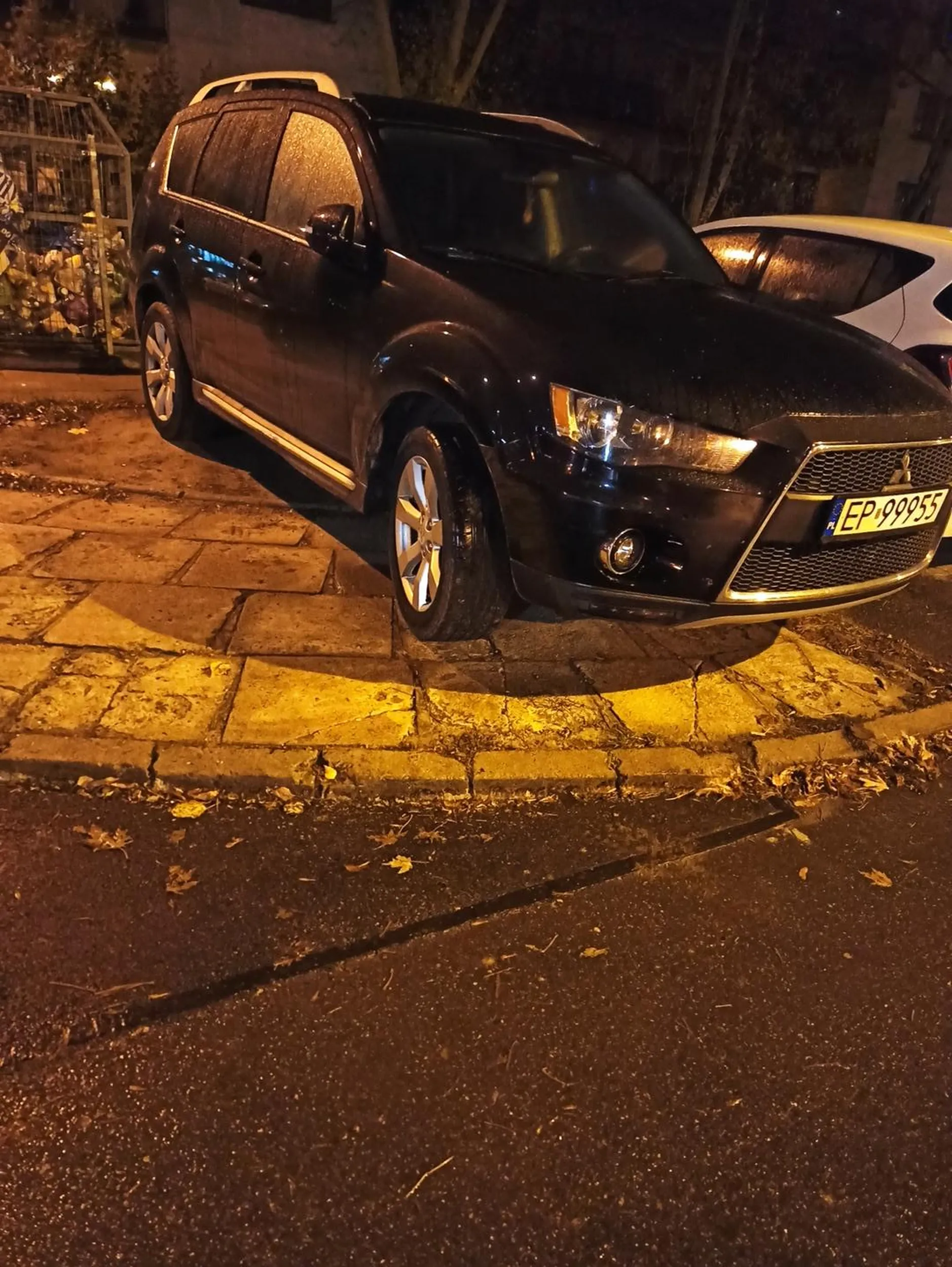 Bezczelna i bezmyślna dewastacja trawnika oraz chodnika!!!