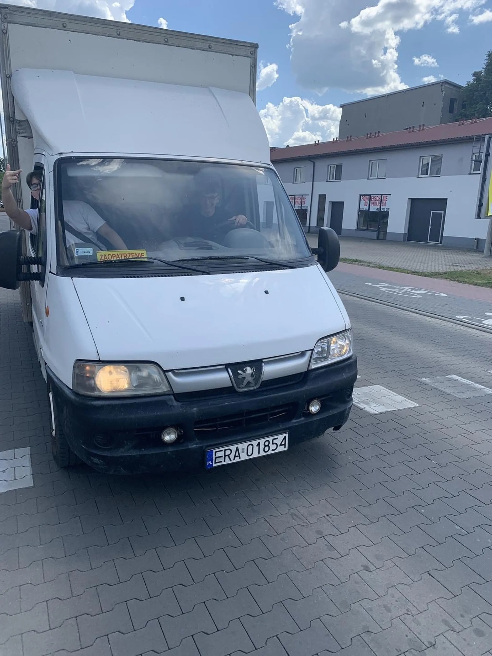 Dwa gówniarze w dostawczaku prawie mnie potrącili na pasach i jeszcze pretensje mieli dziwaki