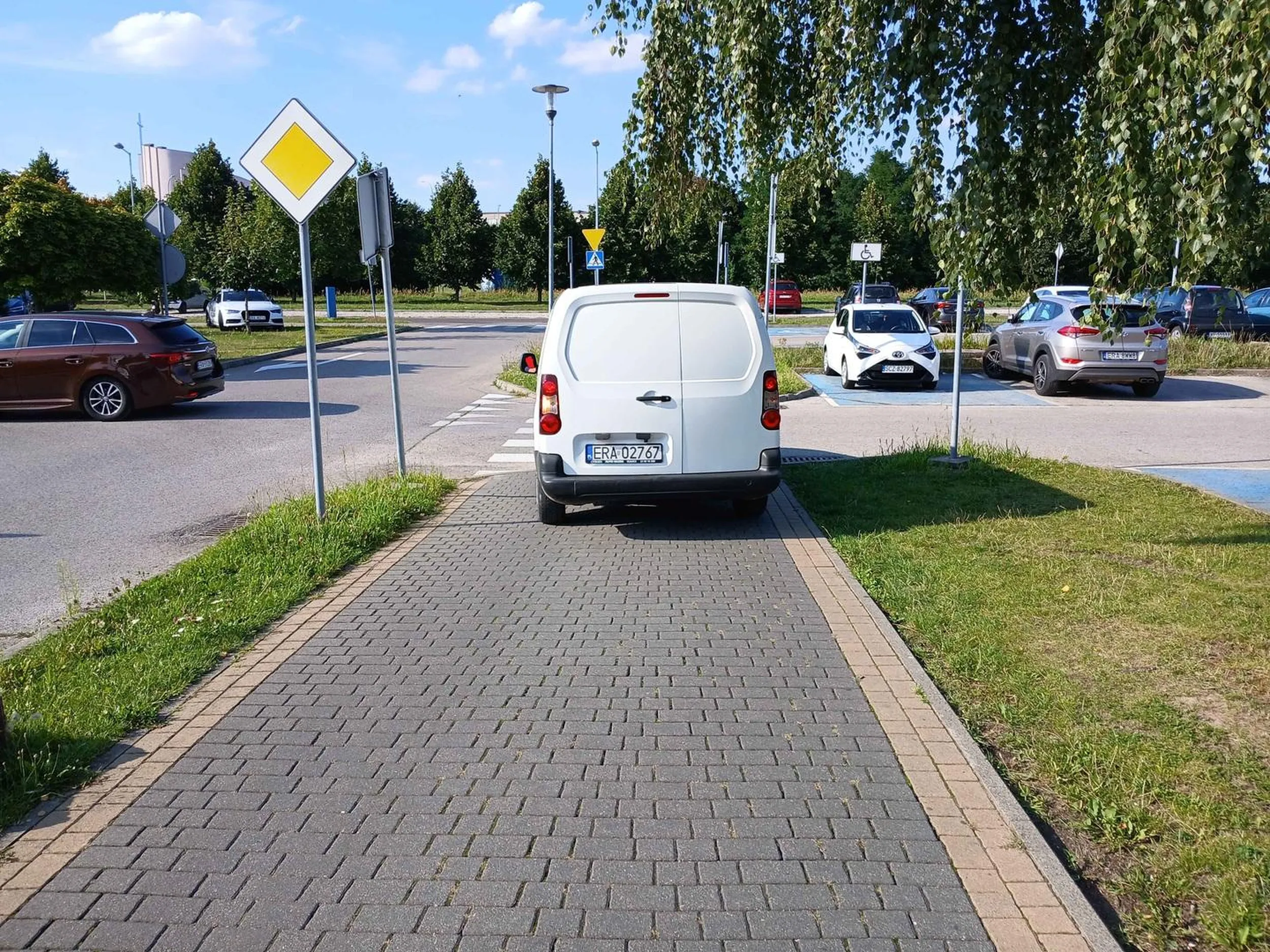 Przyznam się, że się śpieszył by nikomu nie taranować i w sumie bym się nawet z nim nie natknął gdybym nie podbiegł. Zdążyłem go złapać. "Musi" tu jechać gdy go zapytałem o to czy można jeździć po chodniku. Nie wiem czy tak robi w innych lokalizacjach, ale pod szpitalem w Radomsku jest bardzo dużo miejsca bo przecież nikt nie będzie płacił za parking jak obok są sklepy, więc nie rozumiem tym bardziej jego zachowania. W tym czasie nie stała żadna karetka tylko jeden samochód. Zawsze mógł wyjąć gaz pieprzowy i mnie opryskać, że śmiałem się o to zapytać, stąd też stwierdzam, że był chyba miły.