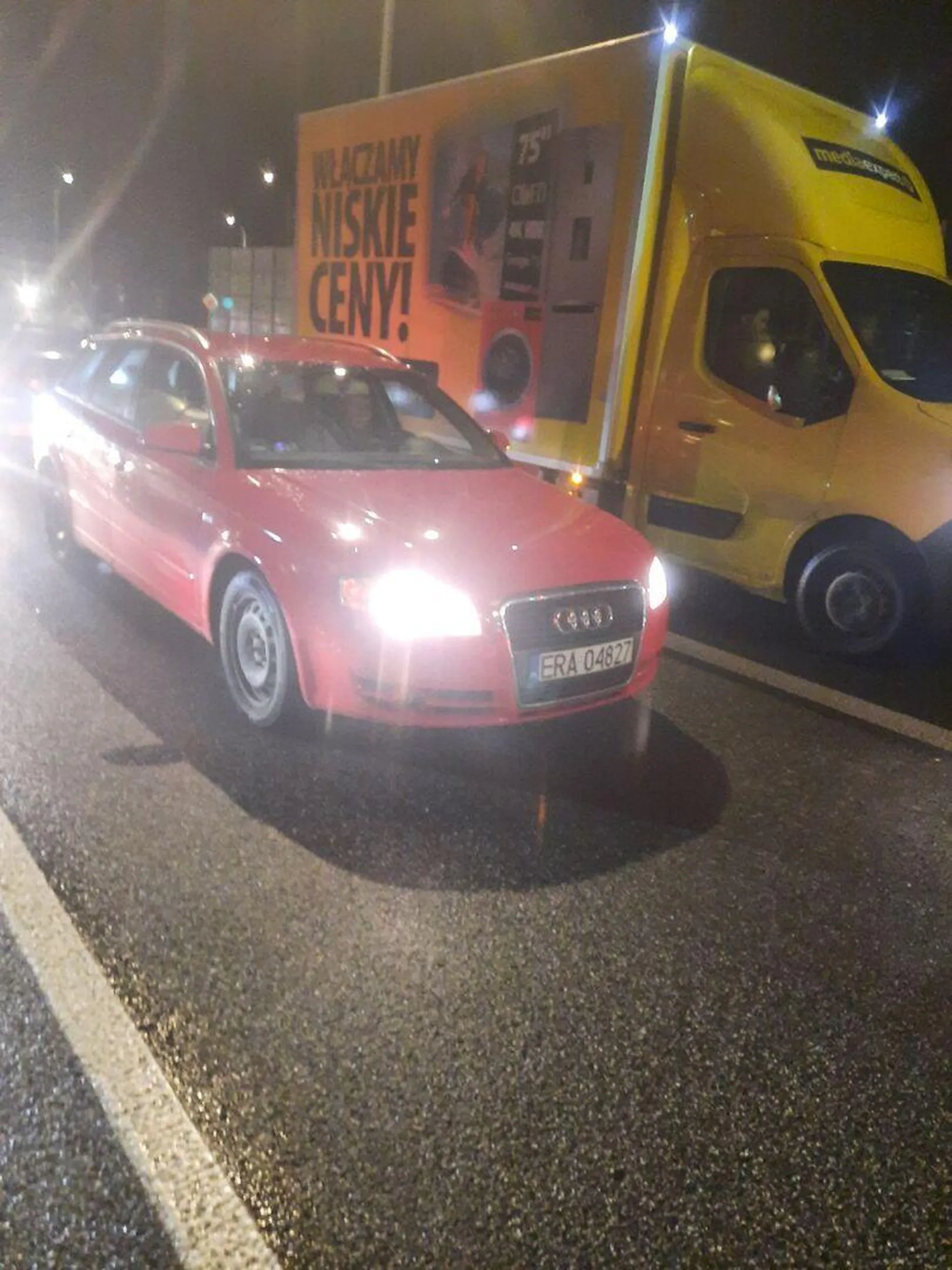 W dniu 28.11.2024 roku ok.godz.16:55 w Warszawie na ulicy aleja 4 czerwca 1989 r. kierująca samochodem marki Audi nr rej ERA 04827 przewoziła małe dziecko w wieku ok.2 lata które stało w przedniej części pojazdu po stronie pasażera(taka jazda odbywała się od Alej Jerozolimskich w kierunku ul. Świerszcza. Jeśli to jest mama dziecka to myślenie nie jest jej najlepszą stroną.