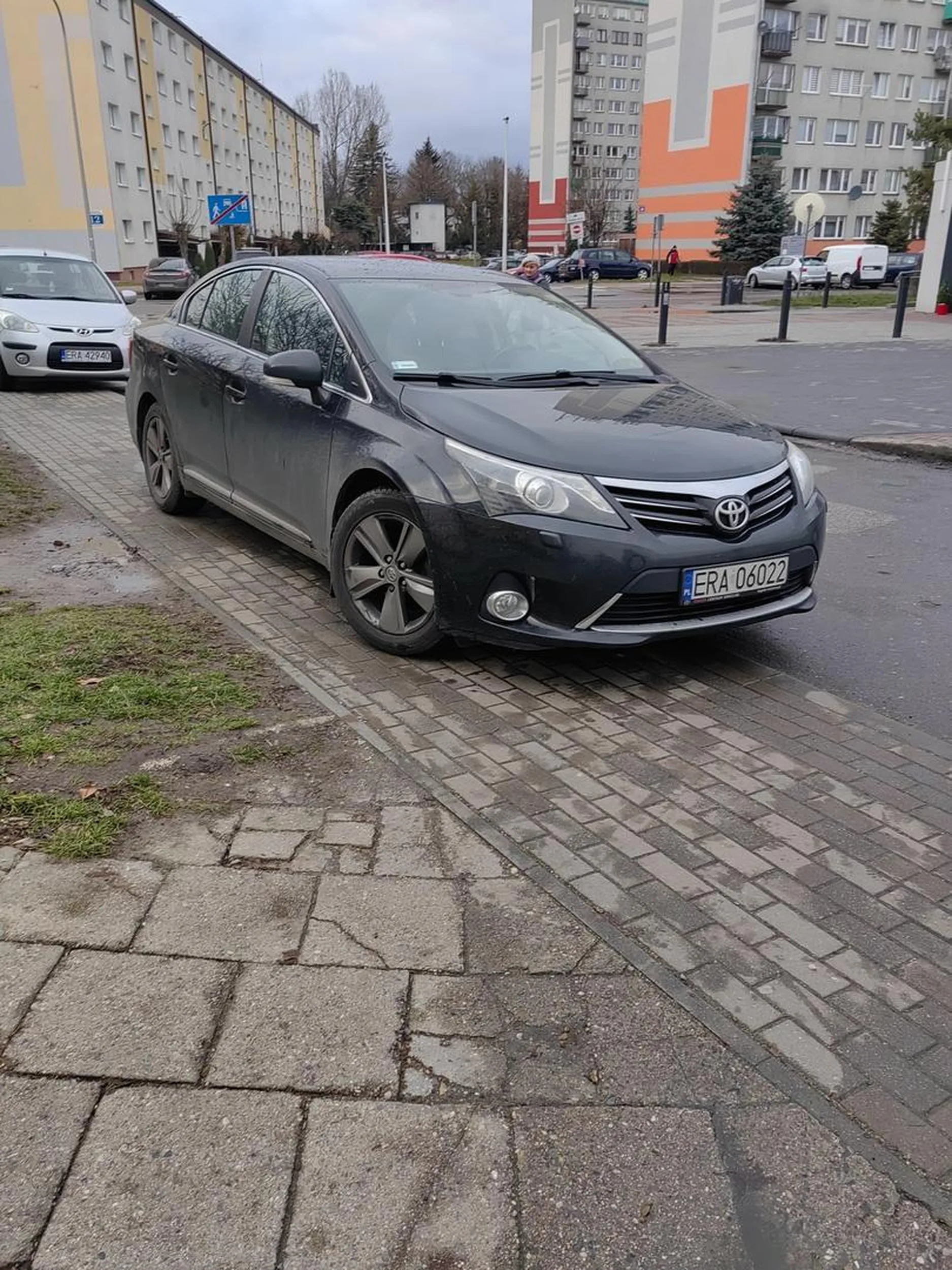 Parkuje na chodniku ,przejść sie nie da