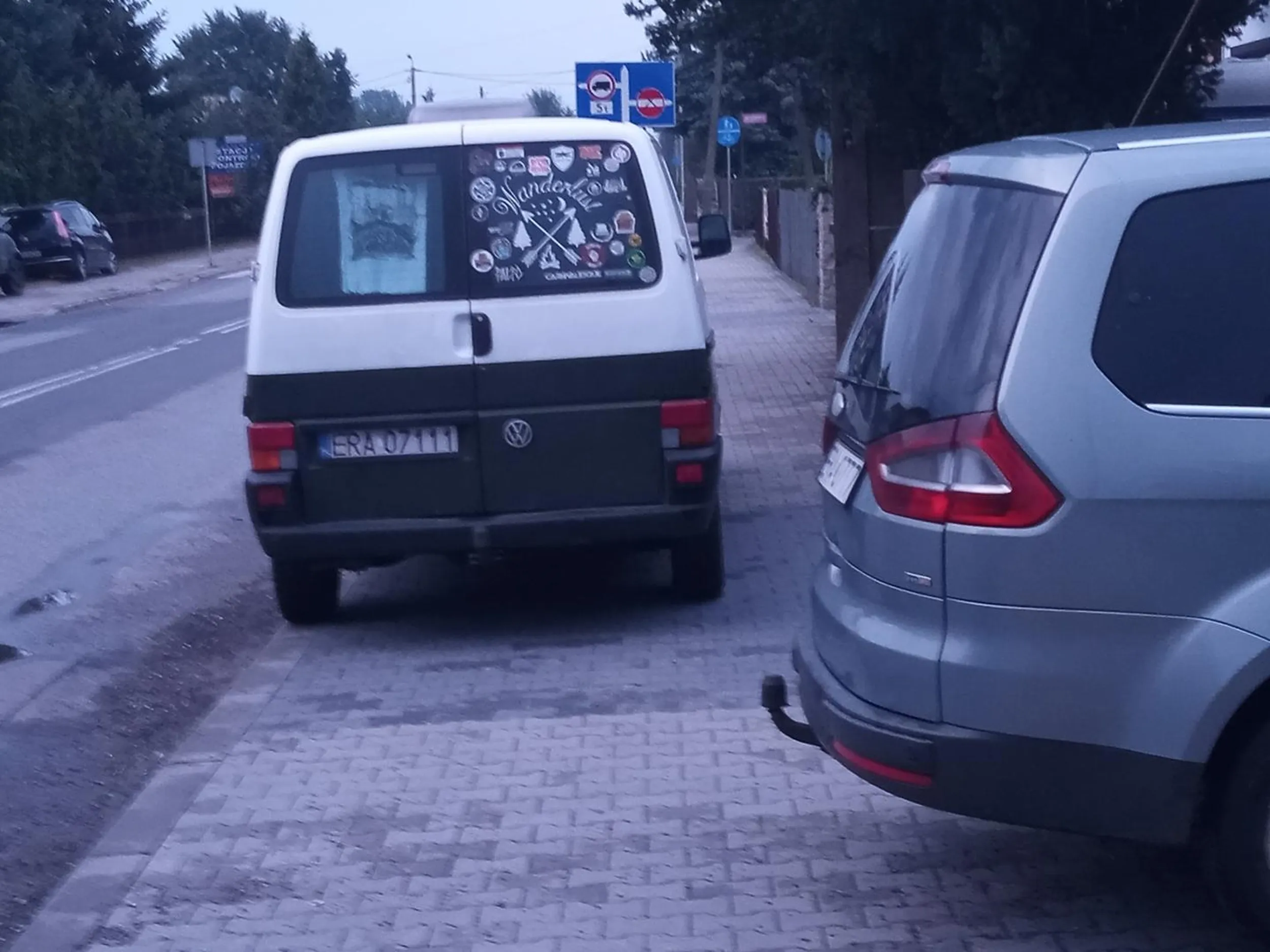 stoi u na podjeździe do garażu ale wystaje, w połączeniu z kolegą tarasuje ścieżkę rowerową z chodnikiem