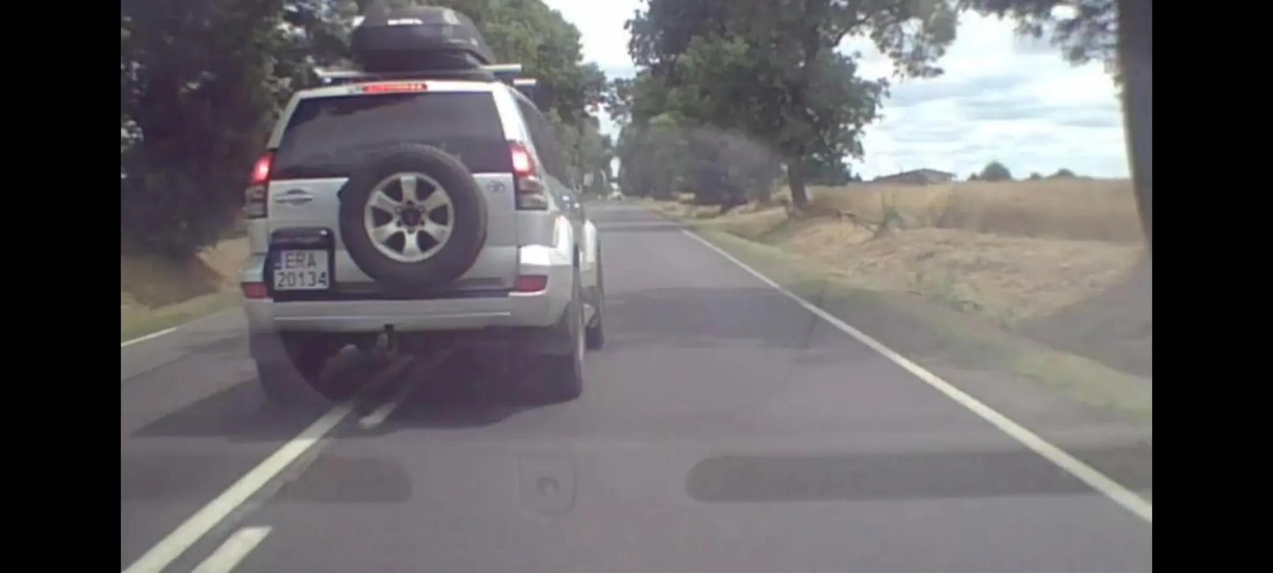 The Bill wyprzedza i hamuje do zera z niewiadomych przyczyn.