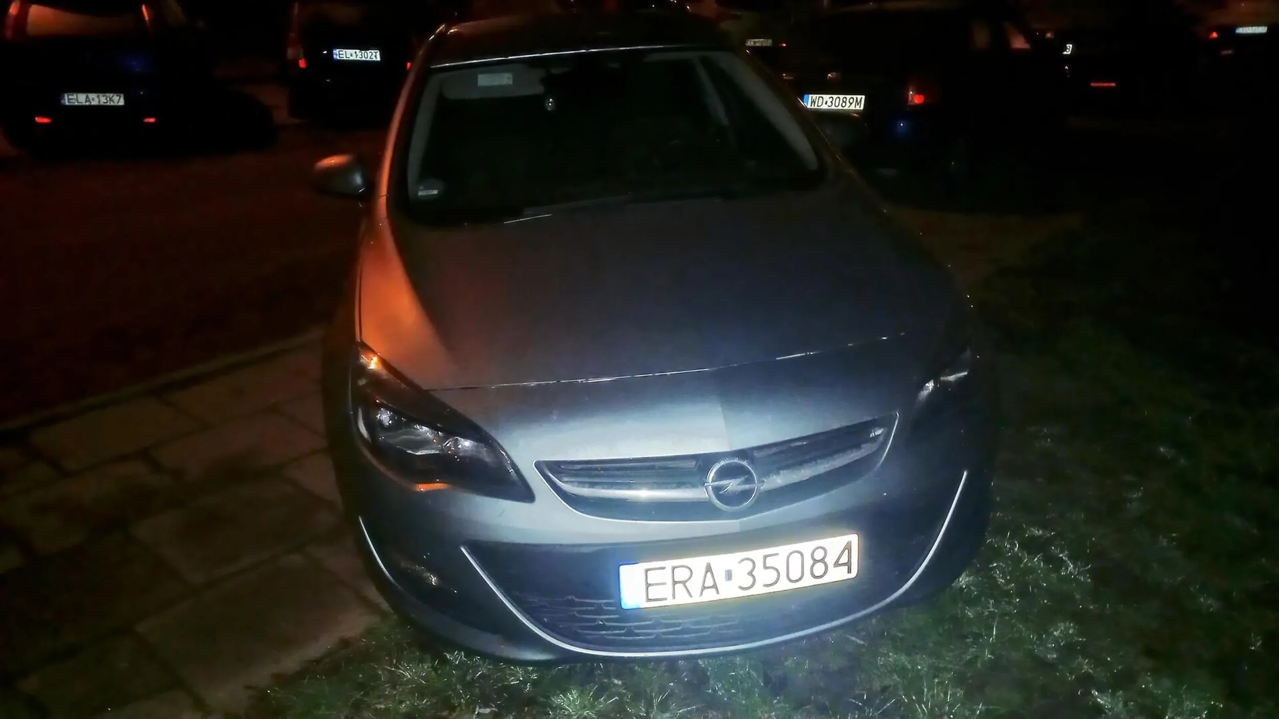 Pozbawiona rozumu osoba. Postawił/a swojego szrota zastawiając cały chodnik i wjeżdżając na trawnik. Na nowy rok życzę żebyś zaczął/zaczęła myśleć.