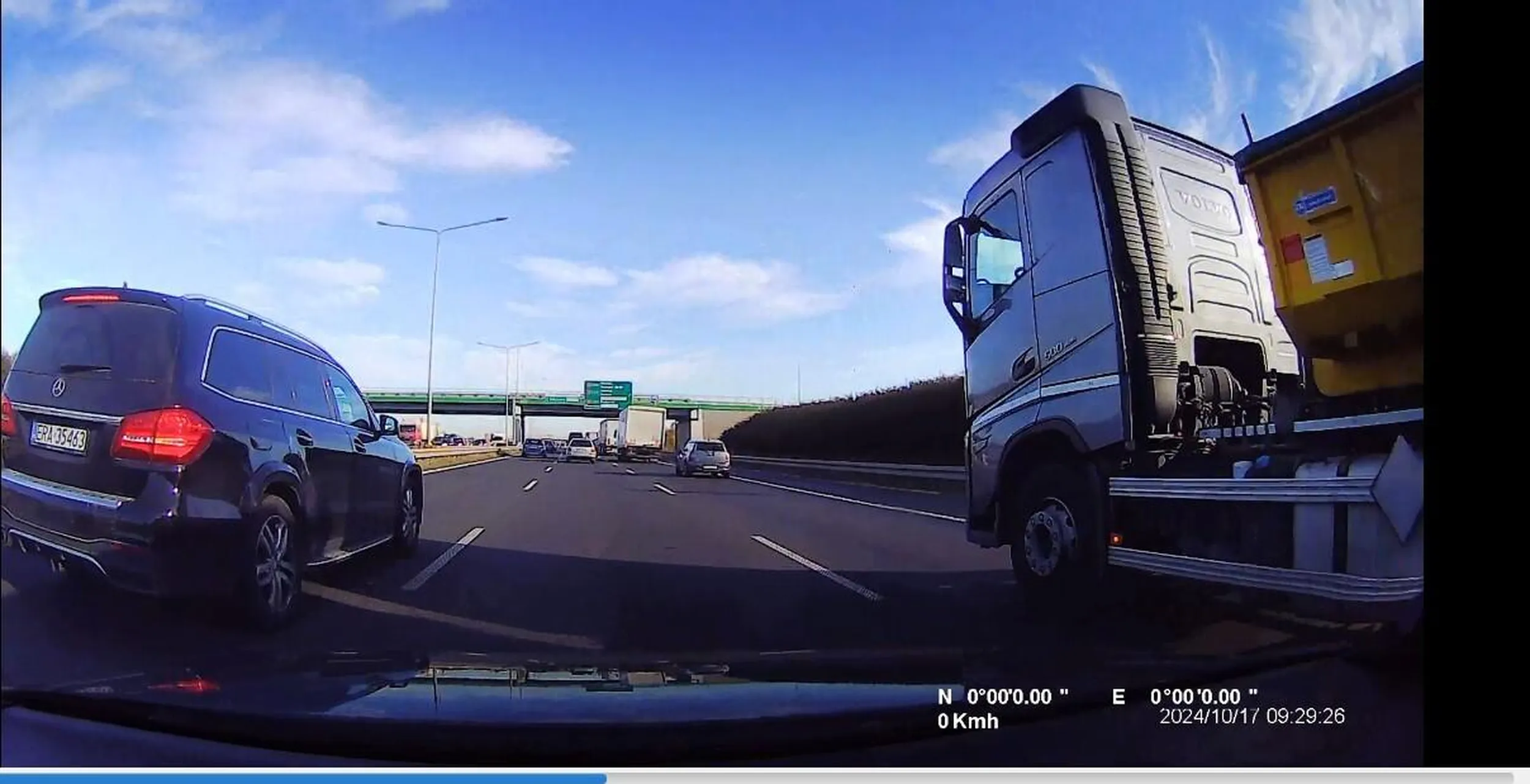 nierozważny kierowca najpierw wykonuje próbę  zjazdu z ekspresówki z lewego pasa na środkowy prawie powodujac olizje a pożniej jadac lewym pasem chce zjechać w zjazd wjezdzajac na ciagłej lini a nawet z wyłączonej juz z ruchu