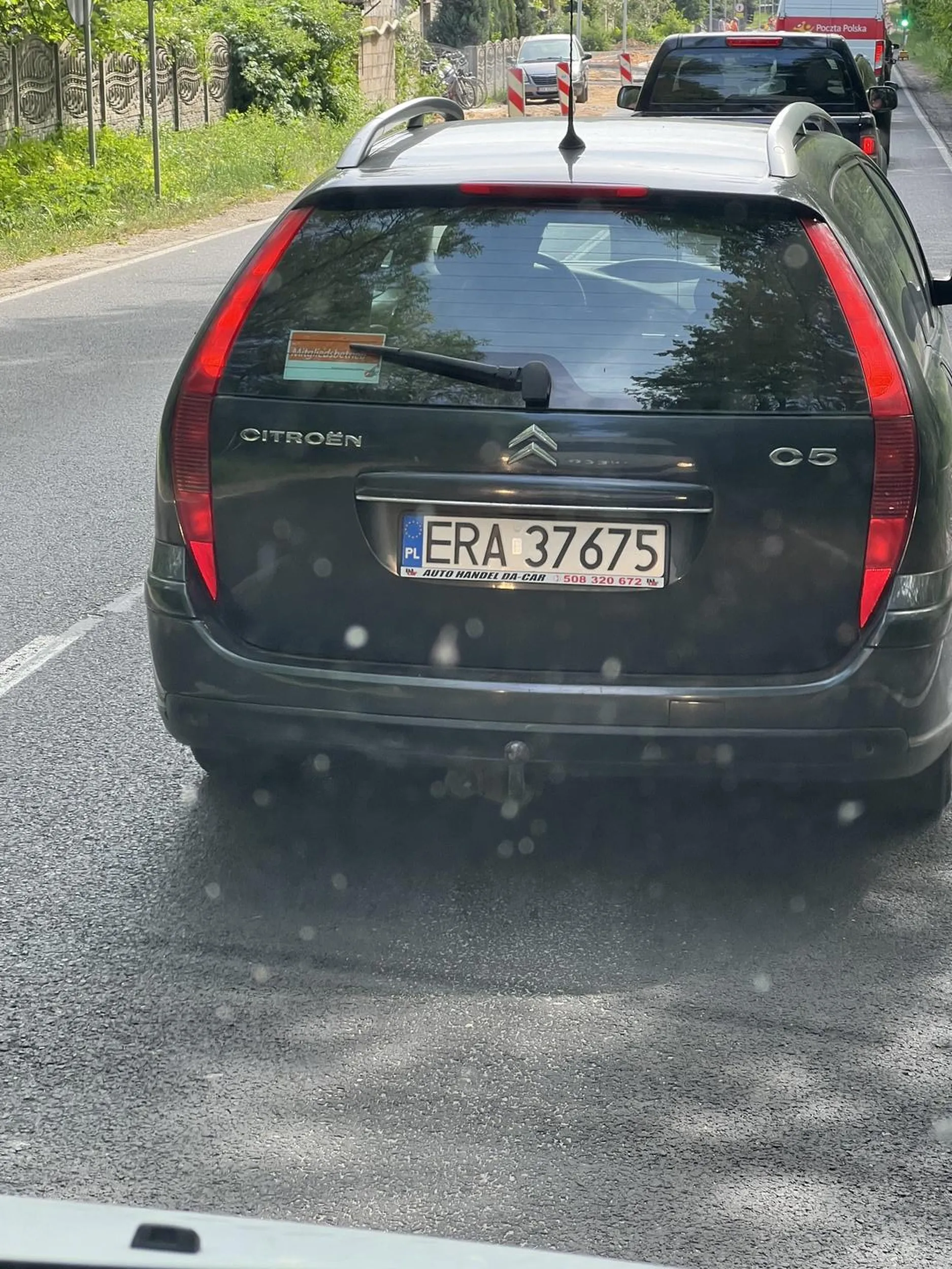 Kierowca wyprzedza na odcinku remontowanym przed samymi światłami , stwarza zagrożenie w ruchu lądowym