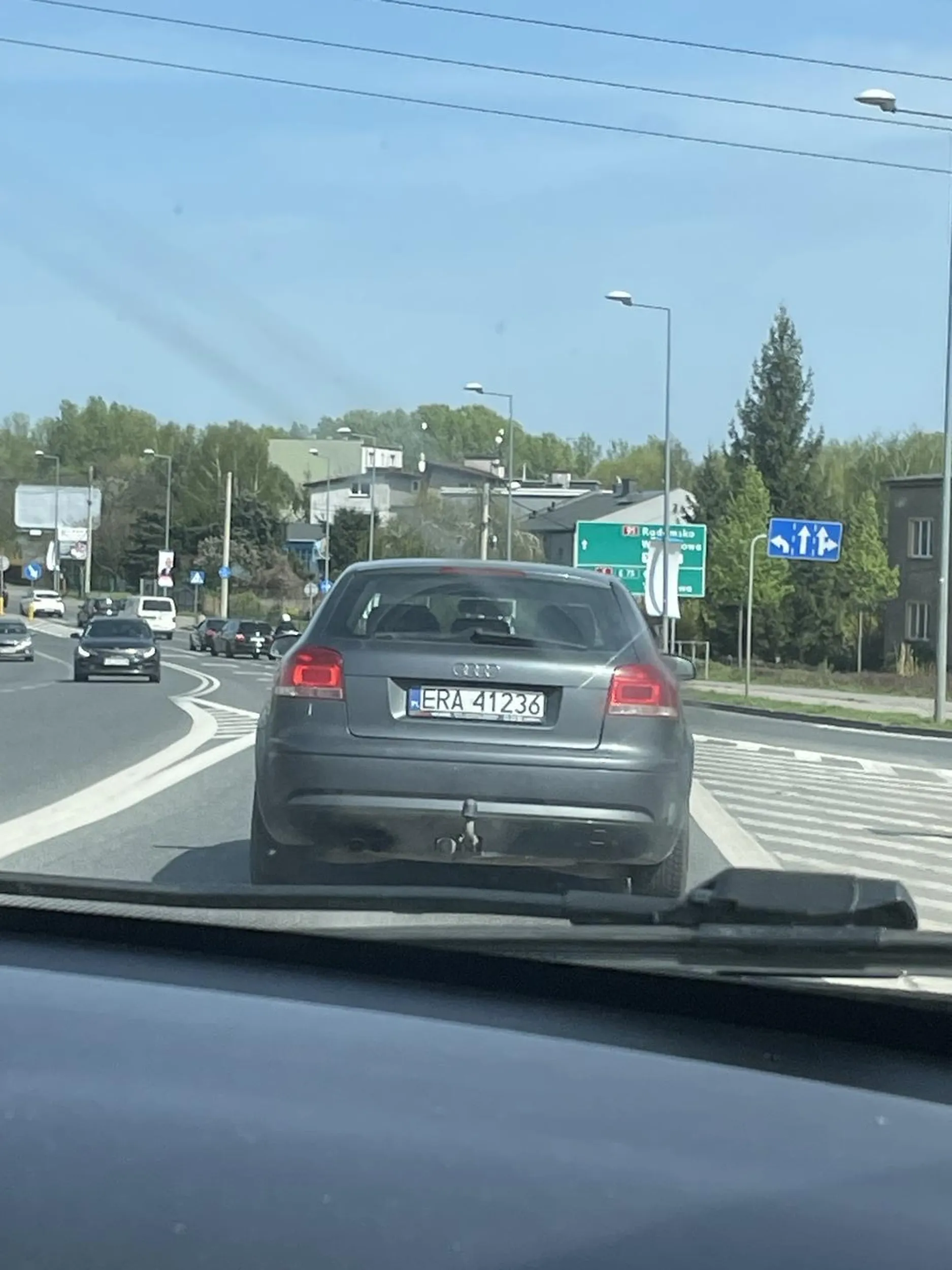 Pani ewidentnie nie potrafi prowadzić. Dwukrotnie podczas zmiany pasa ruchu prawie wjechała w bok auta. Na rondzie włączony kierunek w prawo przez całą drogę, nie wiadomo było gdzie skręca. W dodatku wlecze się 30-45km na drodze o wyższym ograniczeniu prędkości więc tylko powoduje korki