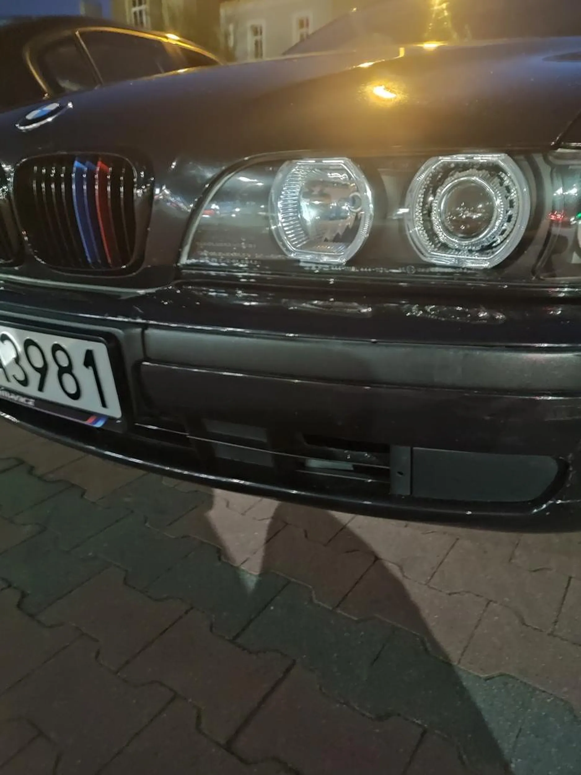 Beemiarzyk, łysy patus, ręce mu się palą do roboty. Buzz Cut, jedynka i ogień na tłoki