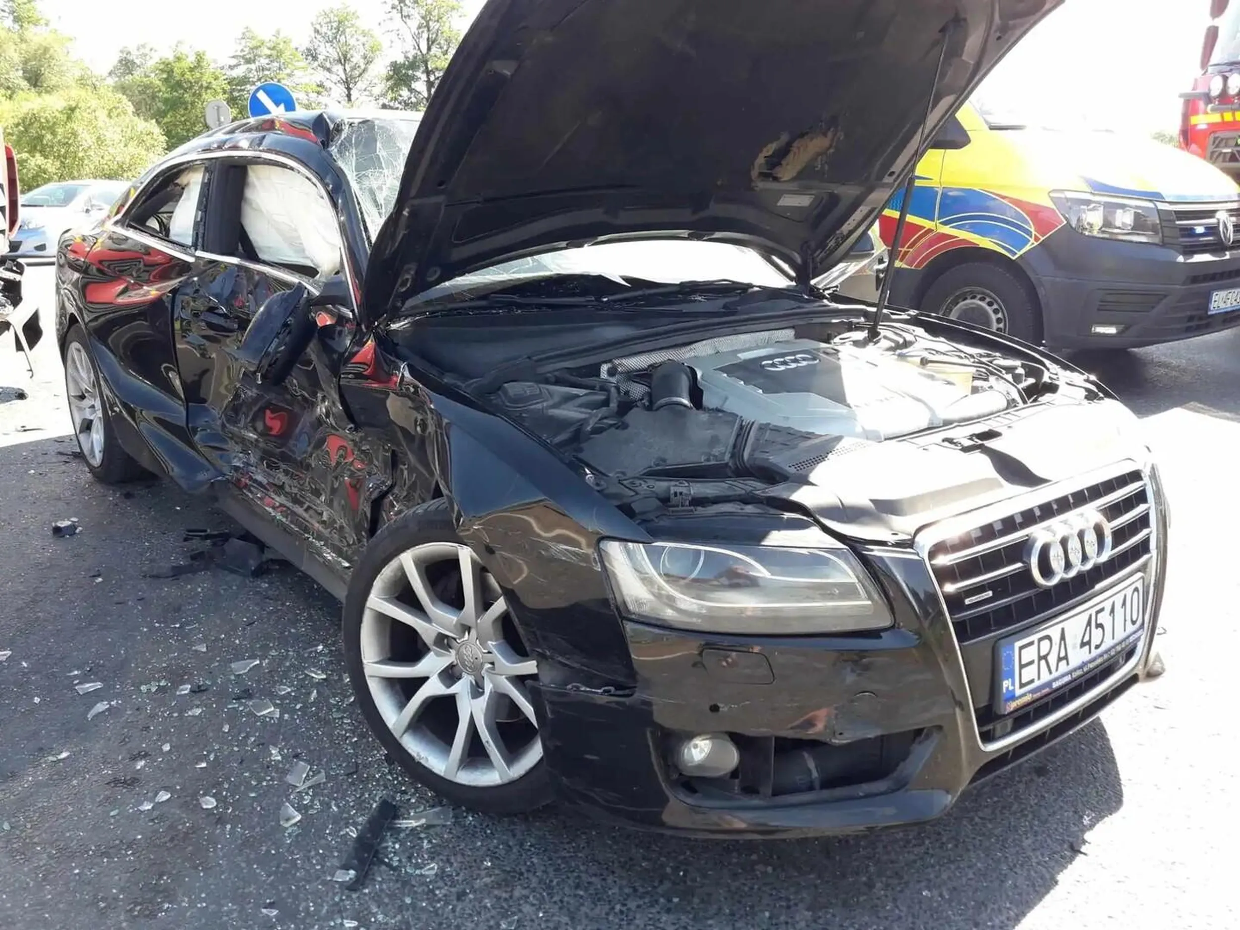 Miszcz w audi usiłował wymusić pierwszeństwo przejazdu na ciężarówce z lawetą: https://www.piotrkowski24.pl/laweta-zderzyla-sie-z-osobowka-jedna-osoba-trafila-do-szpitala/