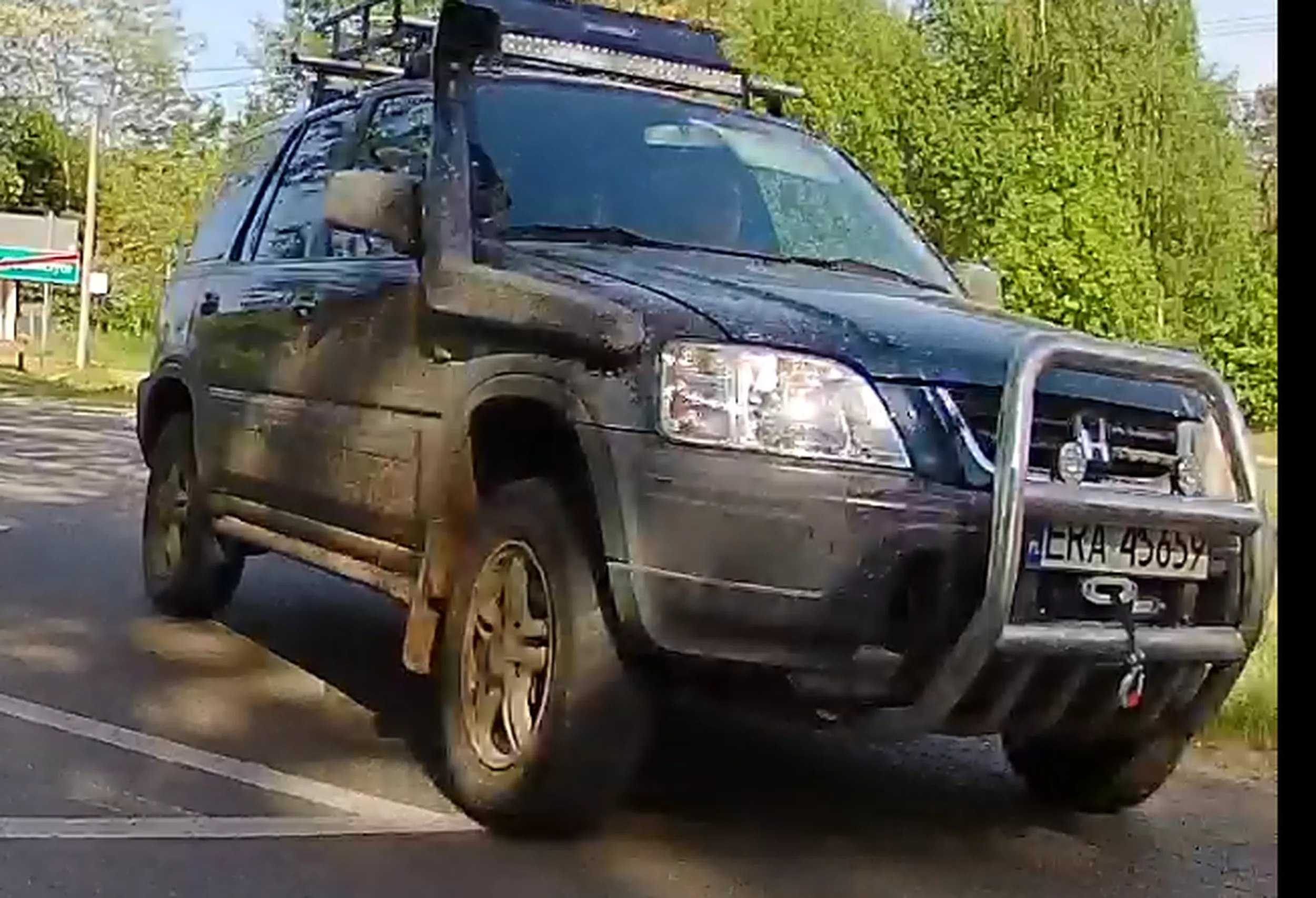 Na złość zakurzył poboczem na rowerzystów, więcej sportu mniej nerwów :D