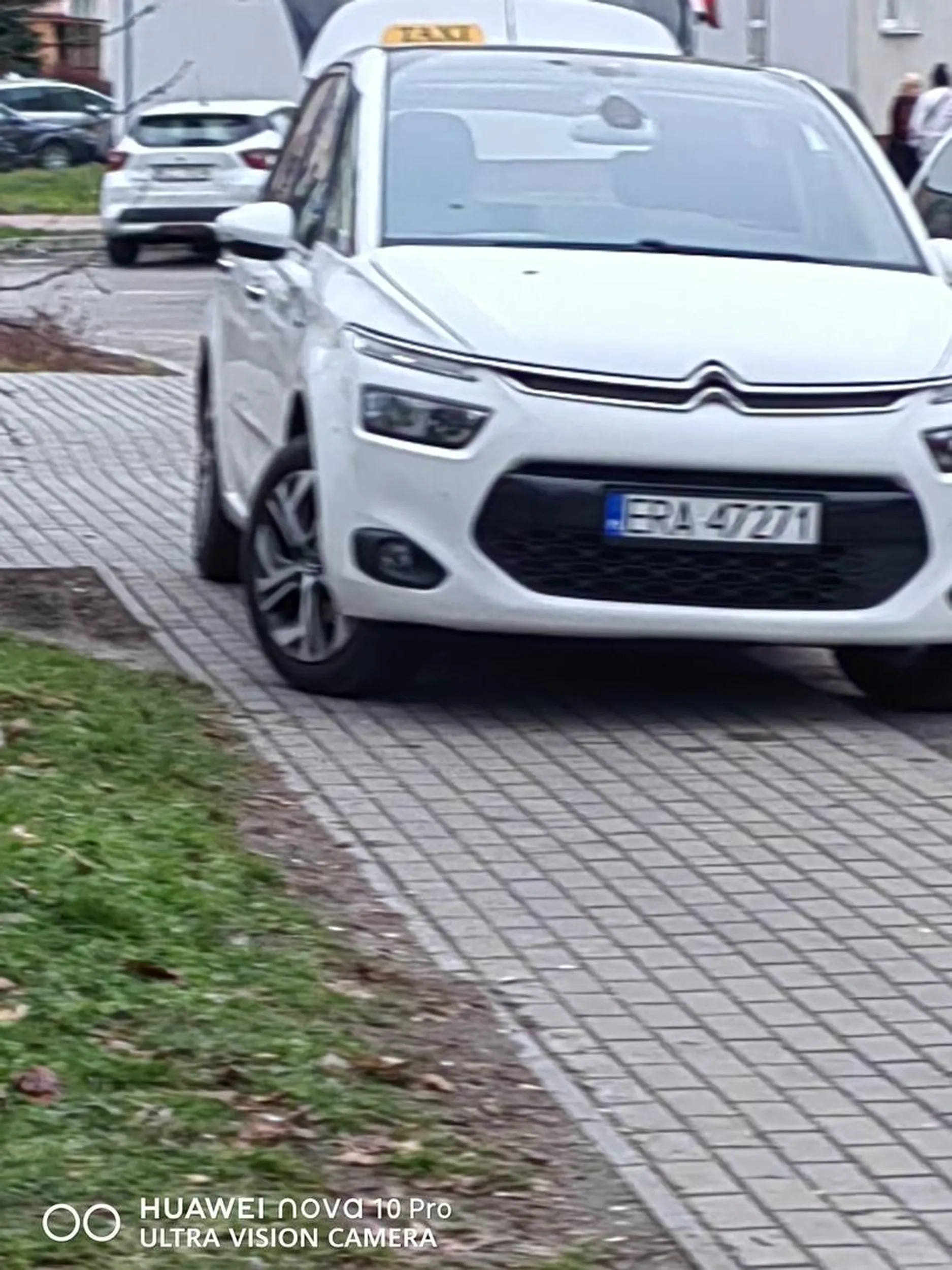 Zastawił  chodnik ,przejść się nie da