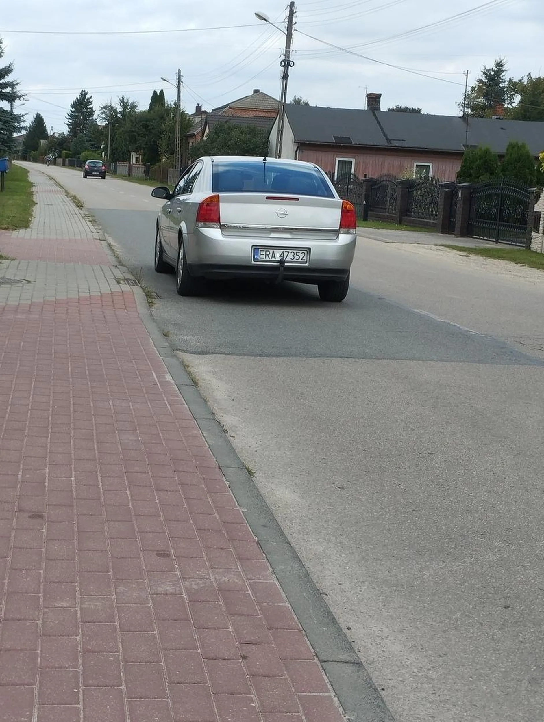 Na srodku drogi tym pordzewialym oplem jeszcze zaparkuj
