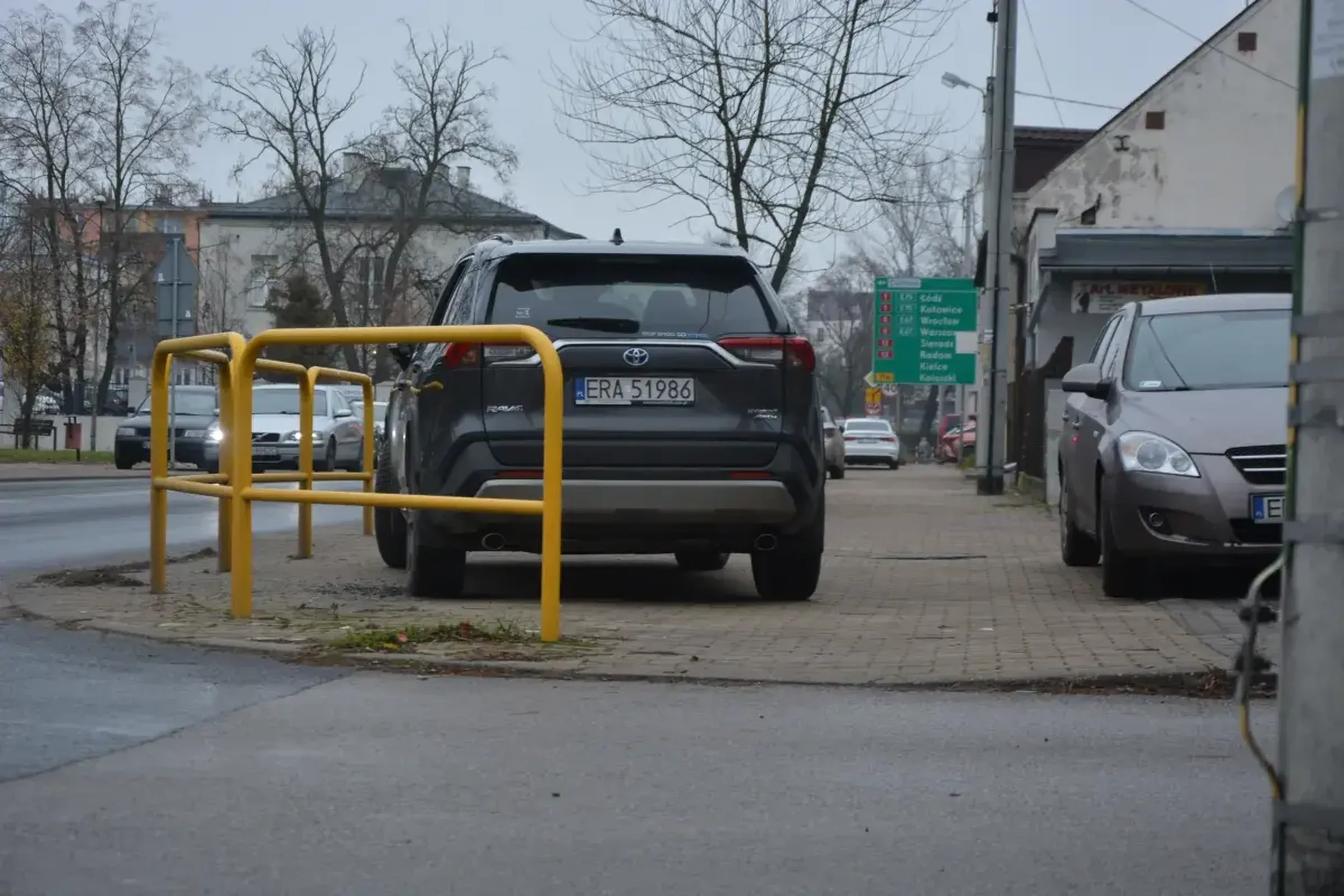 Parkowanie oraz jazda wzdłuż po chodniku.